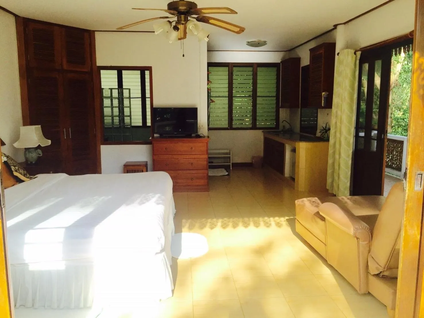 TV and multimedia, Bed in Ruen Thai Rim Haad