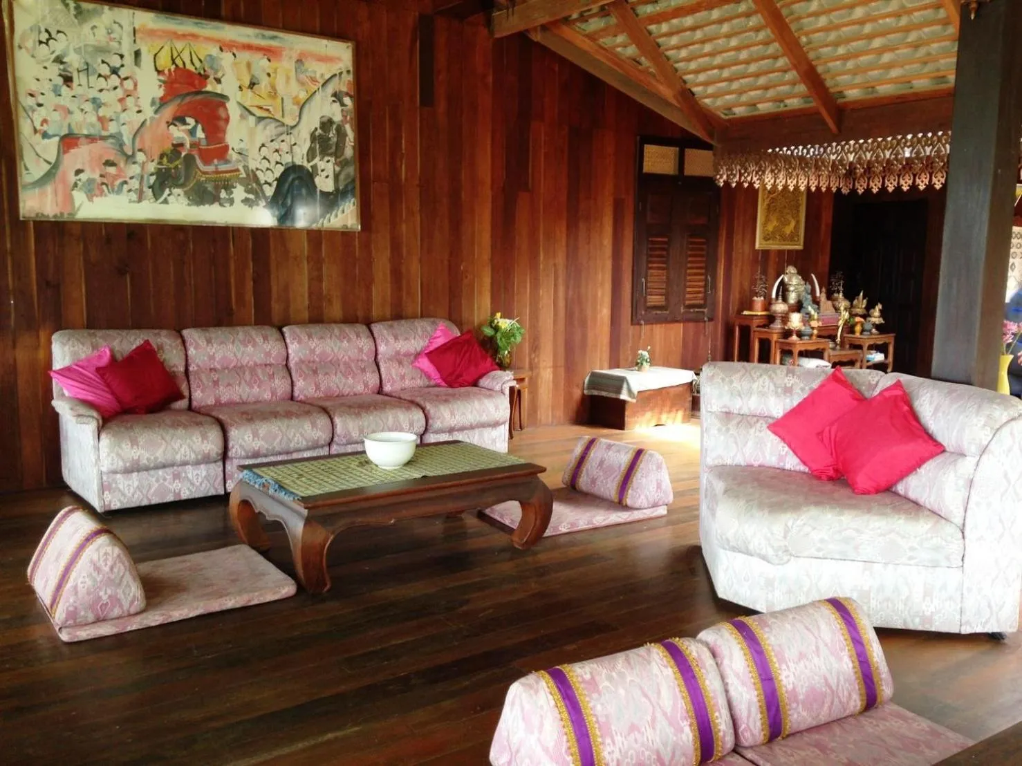 Decorative detail in Ruen Thai Rim Haad