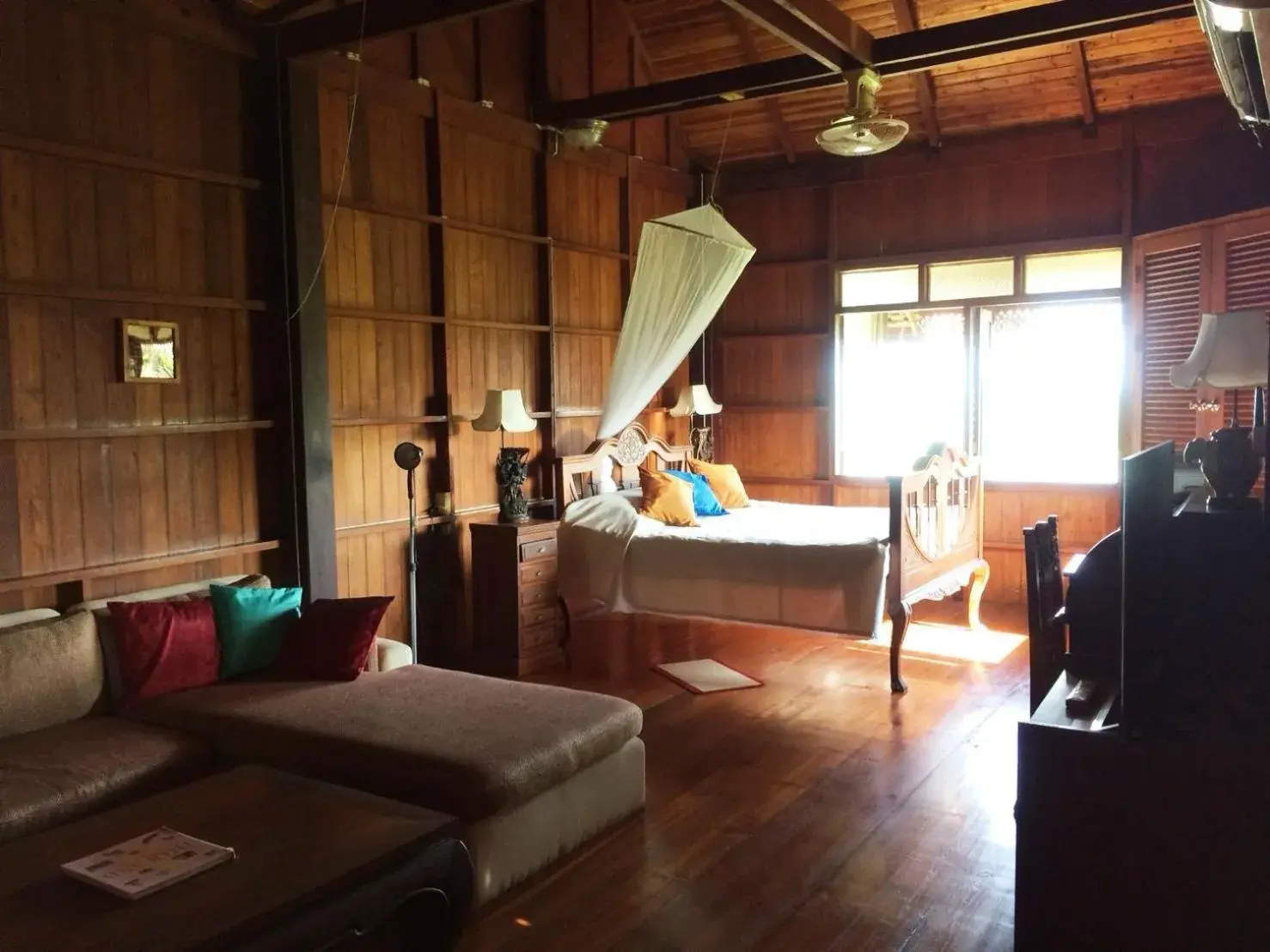 TV and multimedia, Bed in Ruen Thai Rim Haad TV and multimedia, Bed in Ruen Thai Rim Haad