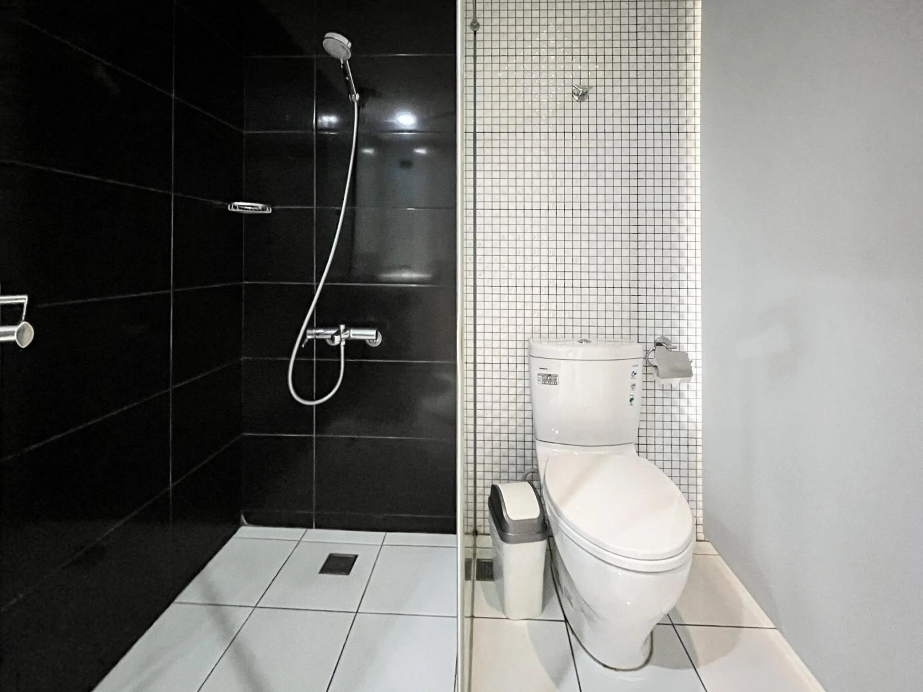 Shower in Guide Hotel Taipei Fuxing North