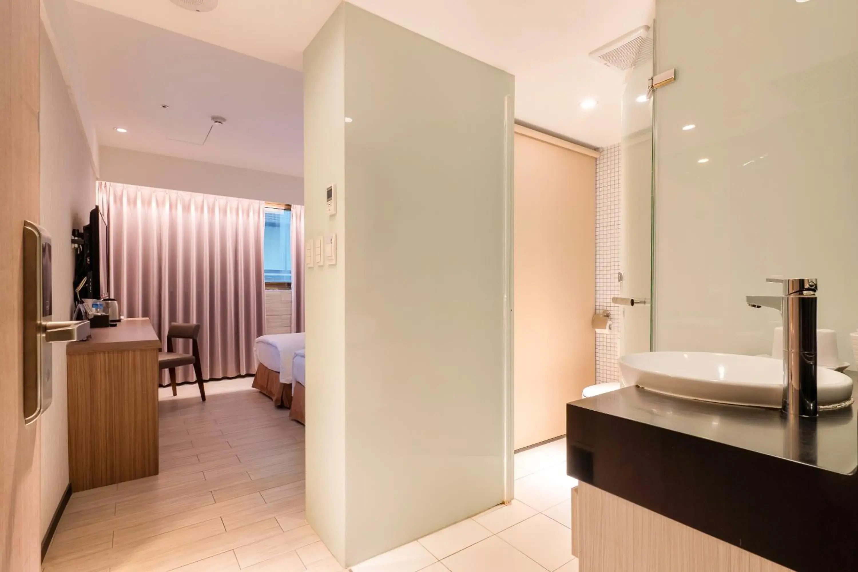 Shower, Bed in Guide Hotel Taipei Fuxing North Shower, Bed in Guide Hotel Taipei Fuxing North