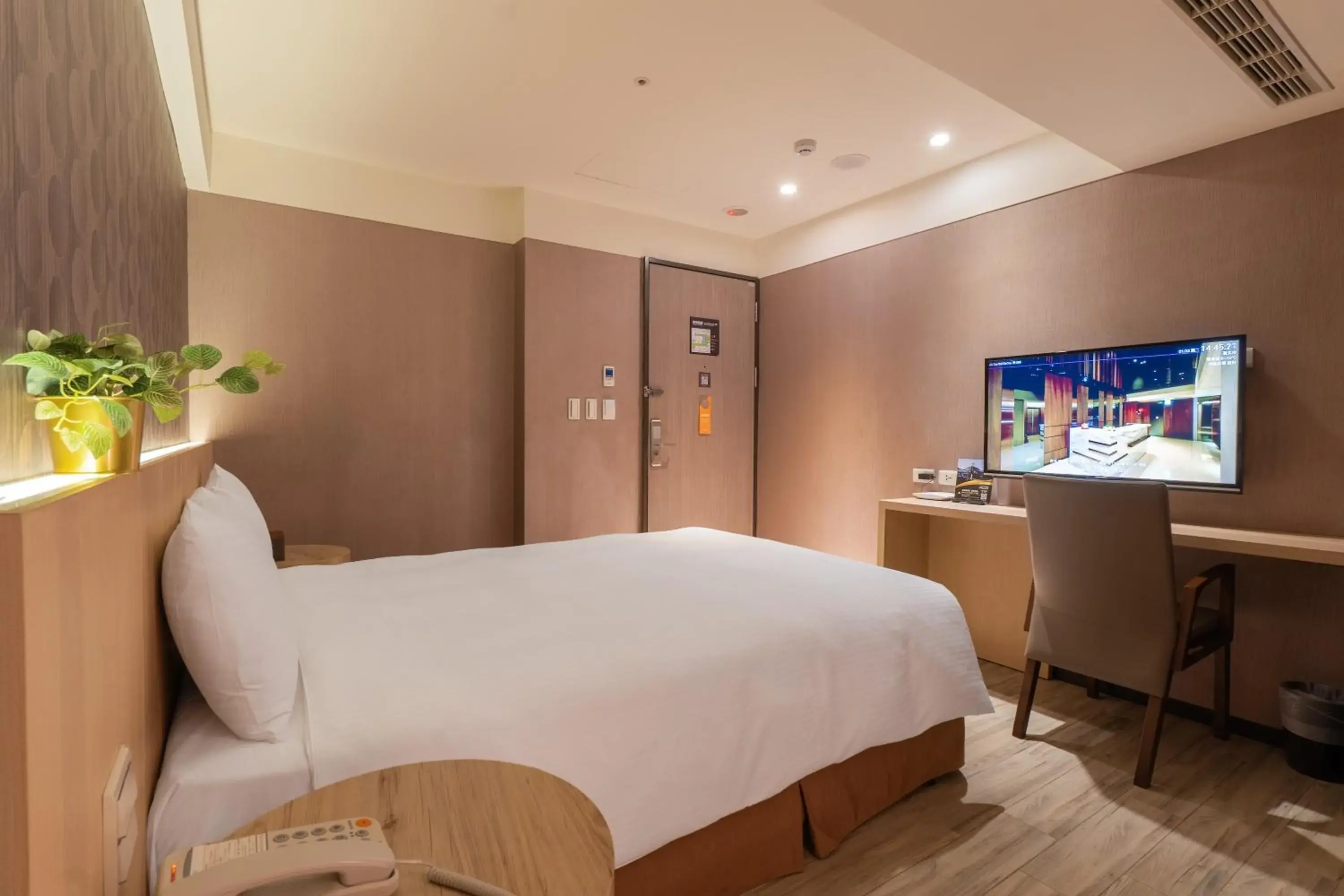 Photo of the whole room, Bed in Guide Hotel Taipei Fuxing North Photo of the whole room, Bed in Guide Hotel Taipei Fuxing North