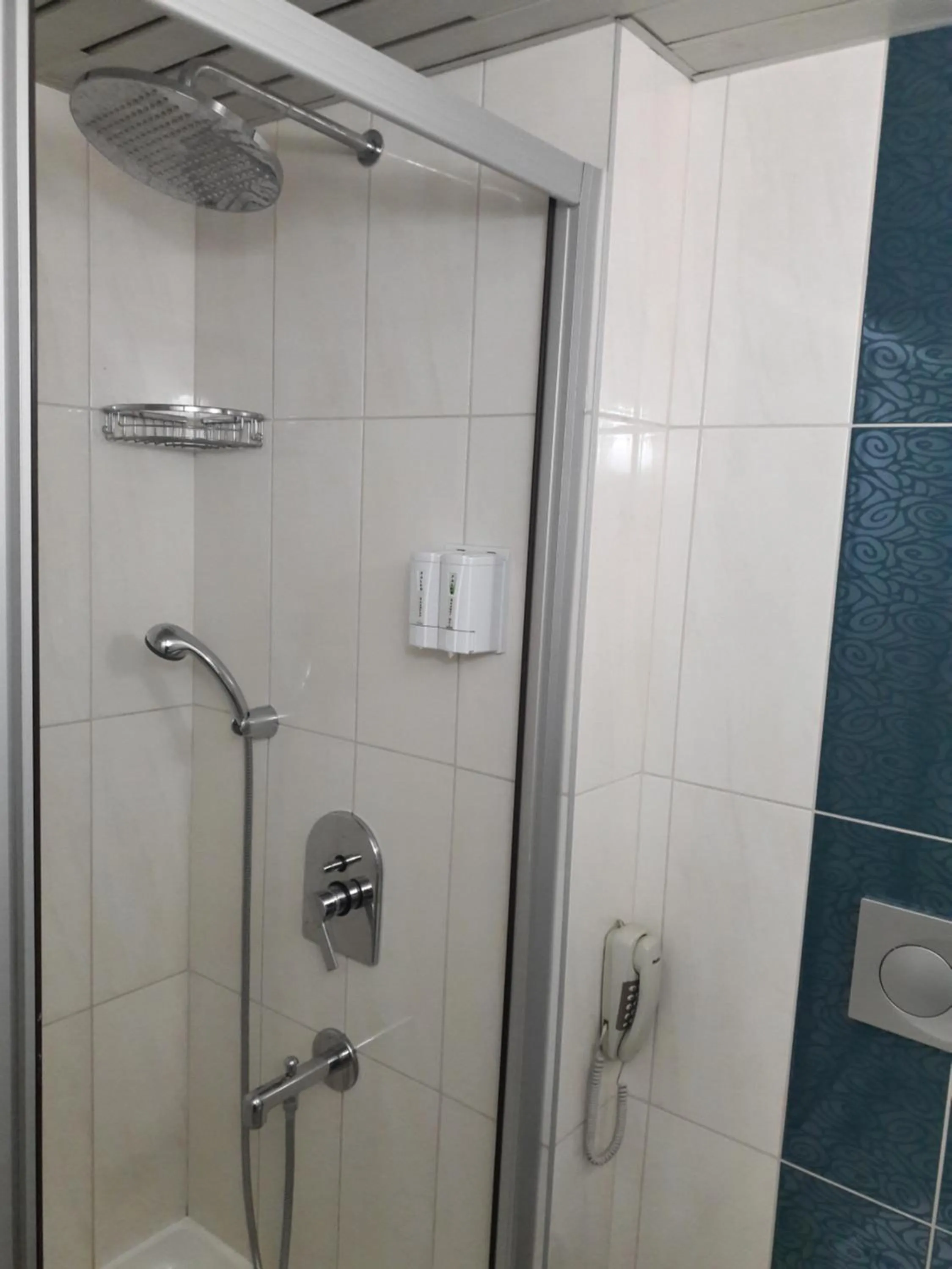 Shower in Cender Hotel