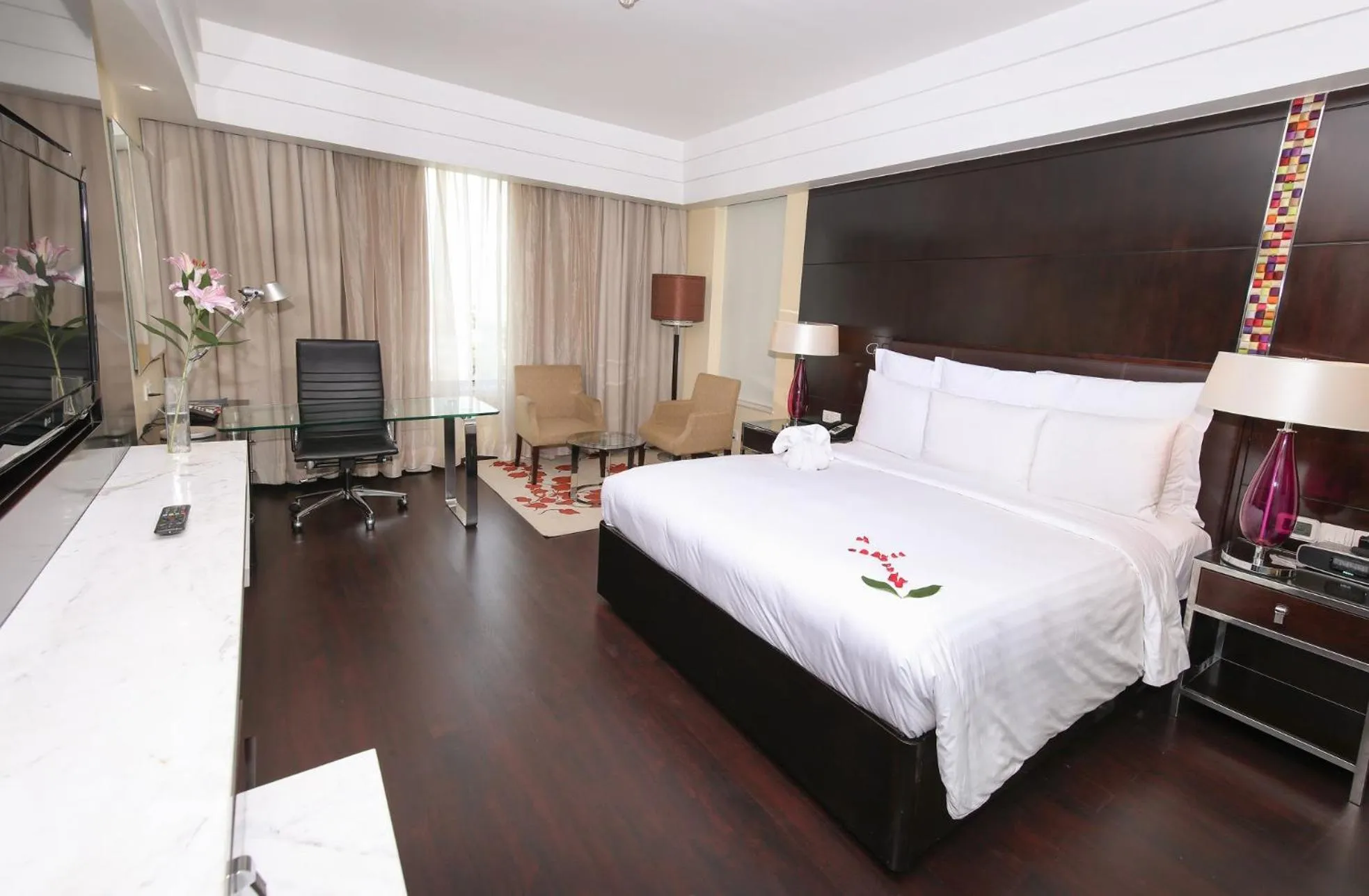 Bedroom, Bed in Jaipur Marriott Hotel