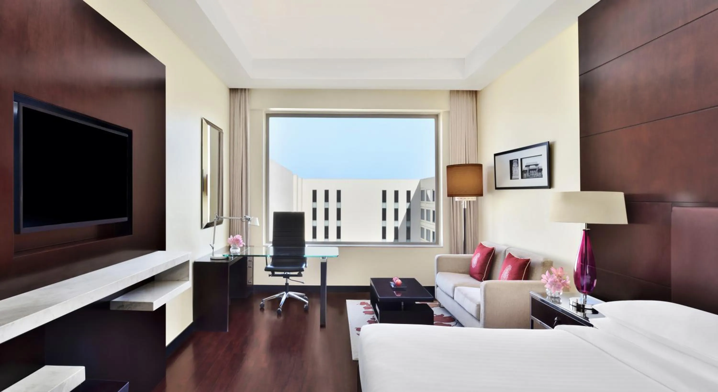 Bed in Jaipur Marriott Hotel