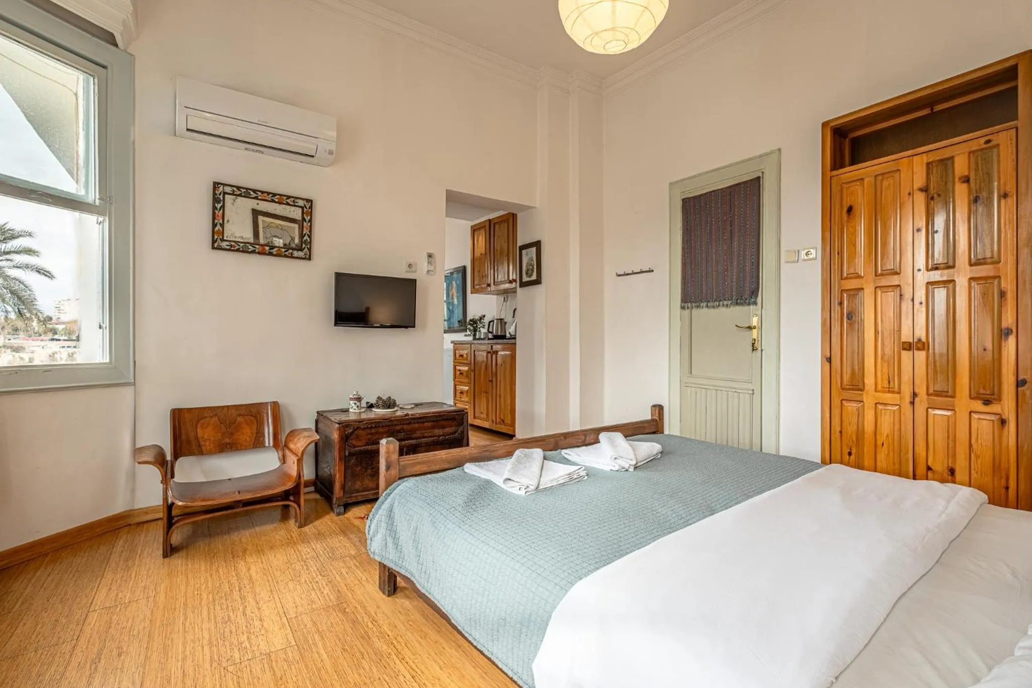 Communal lounge/ TV room, Bed in Villa Tulipan