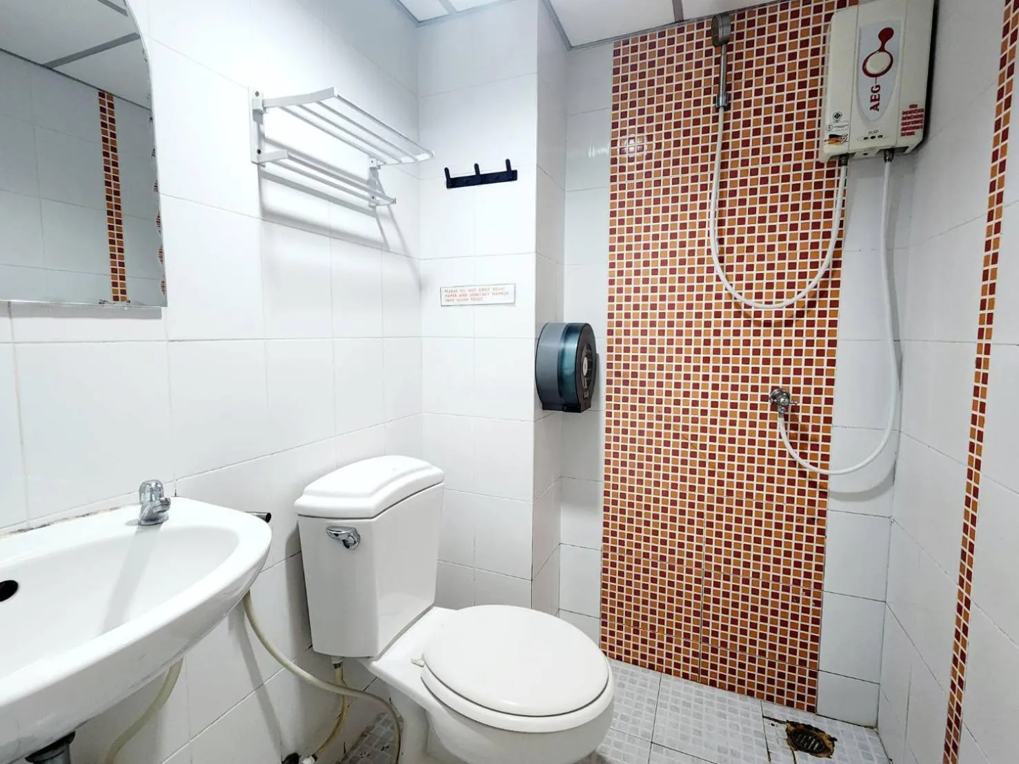 Shower in Khaosan Art Hotel