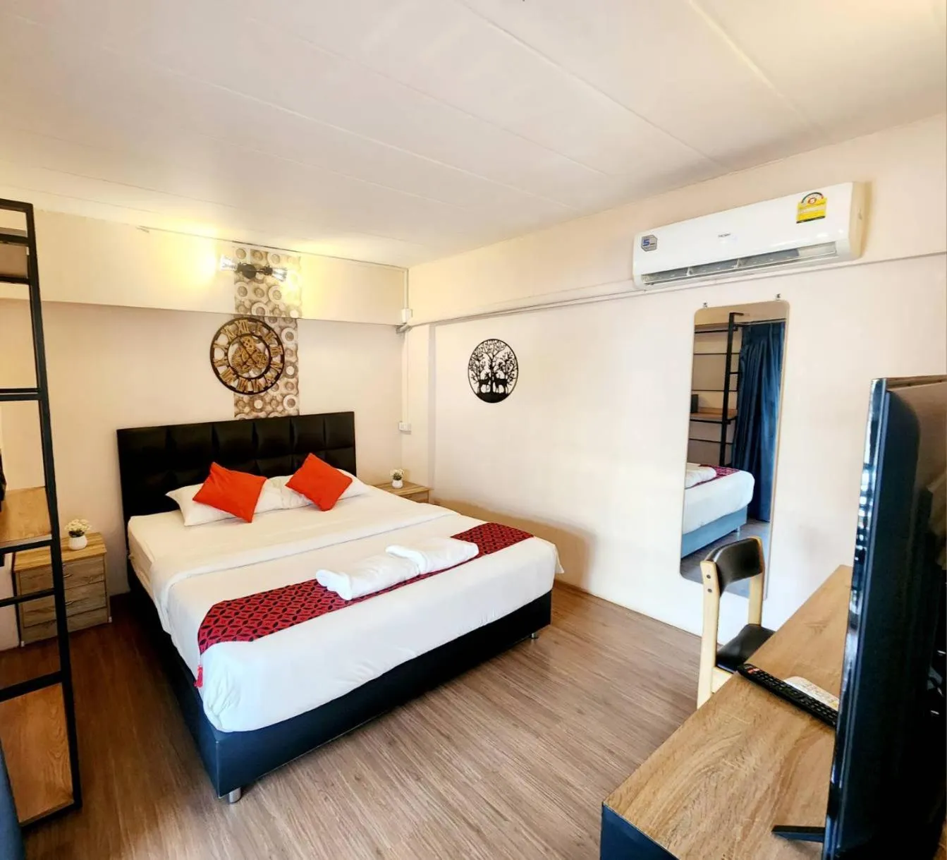 Guests, Bed in Khaosan Art Hotel