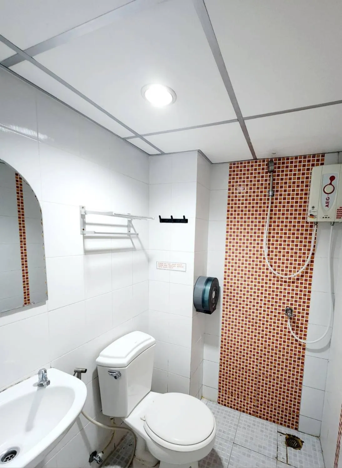 Shower in Khaosan Art Hotel