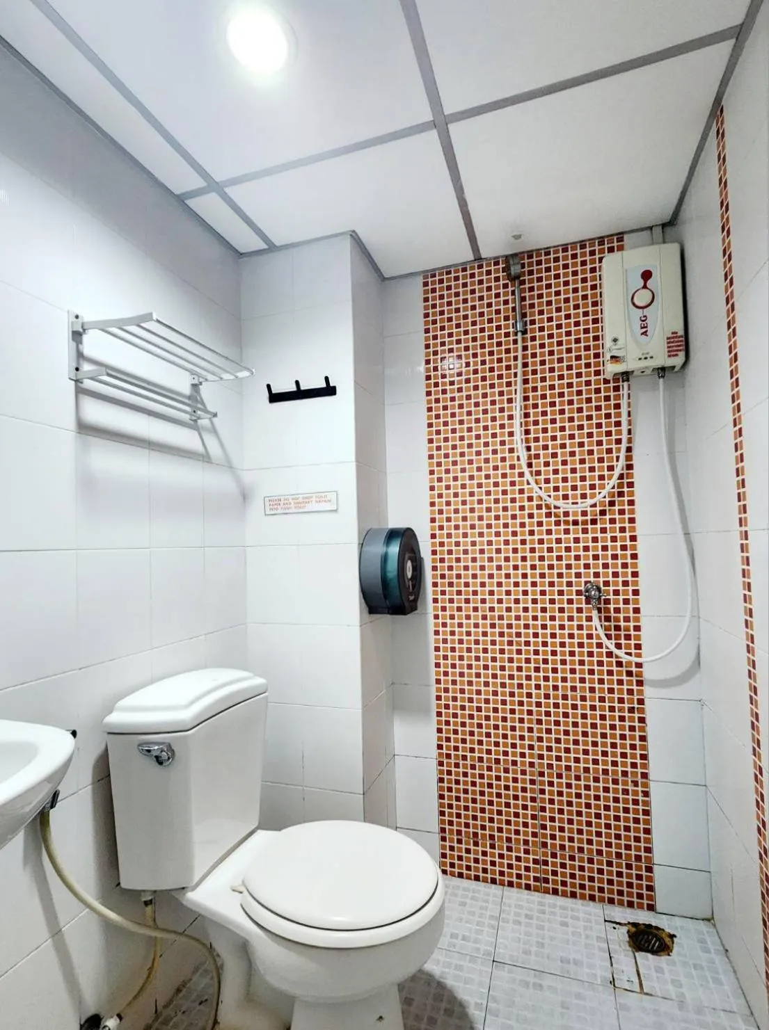 Shower in Khaosan Art Hotel