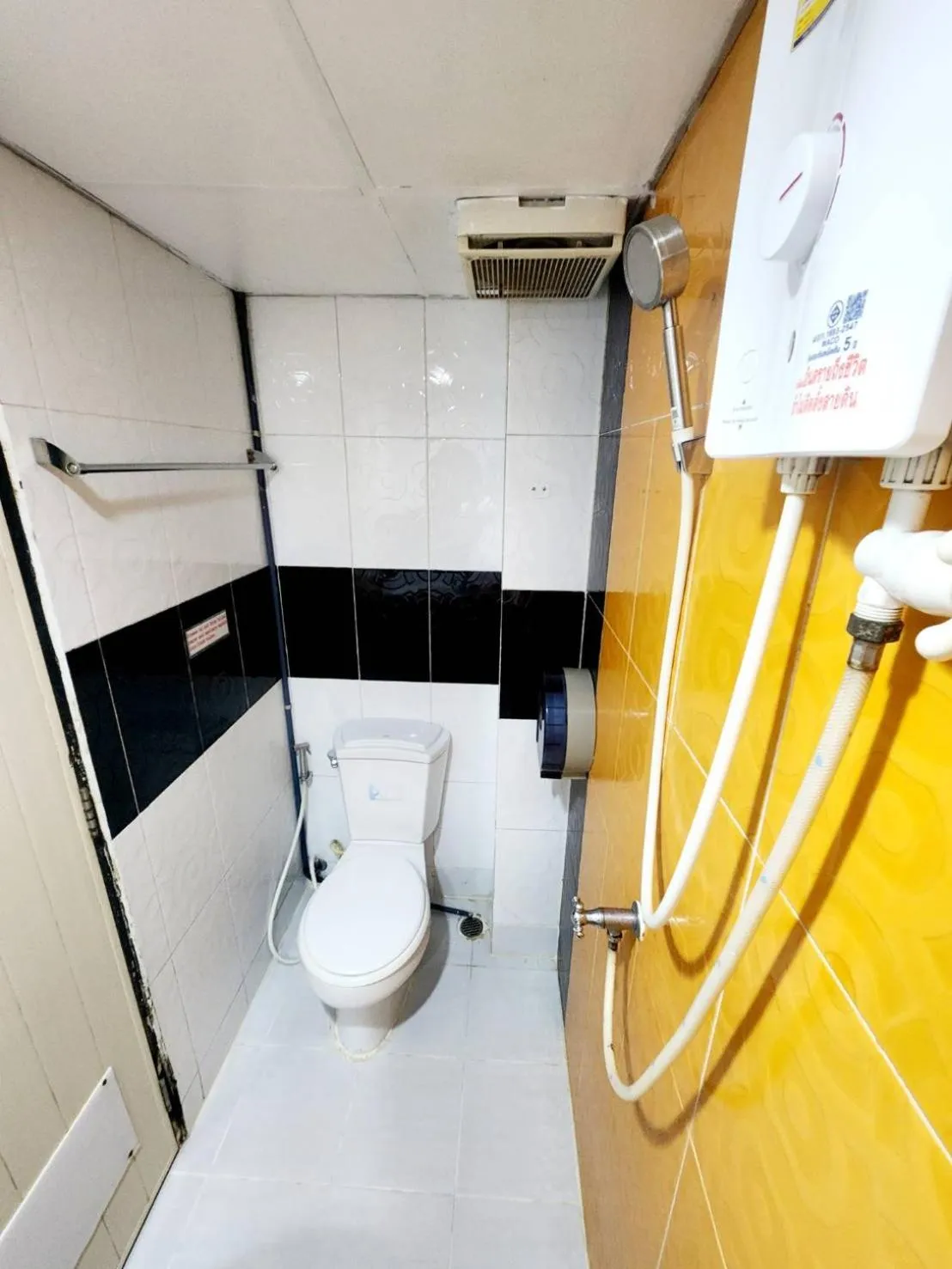 Toilet in Khaosan Art Hotel