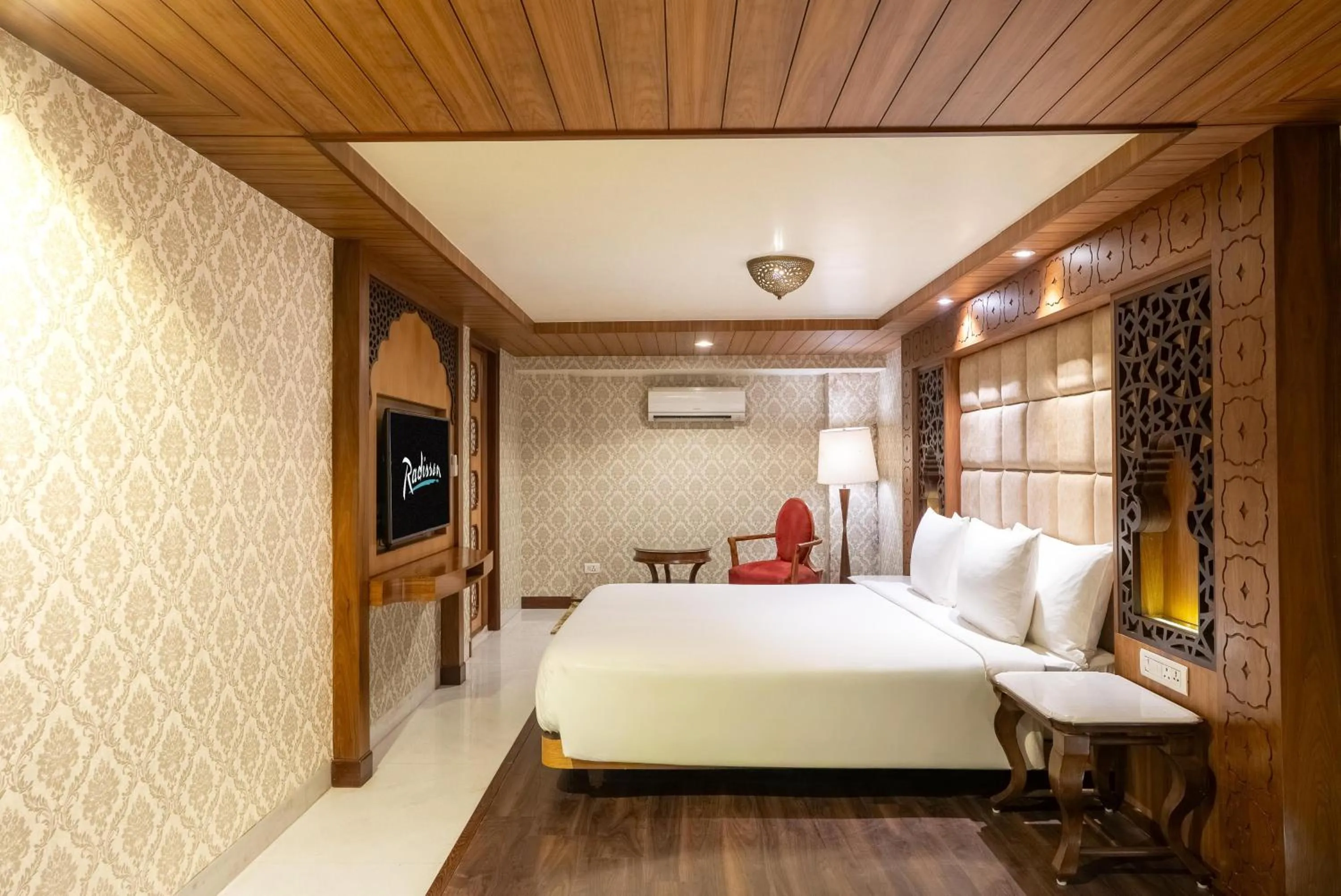 Photo of the whole room, Bed in Radisson Jodhpur