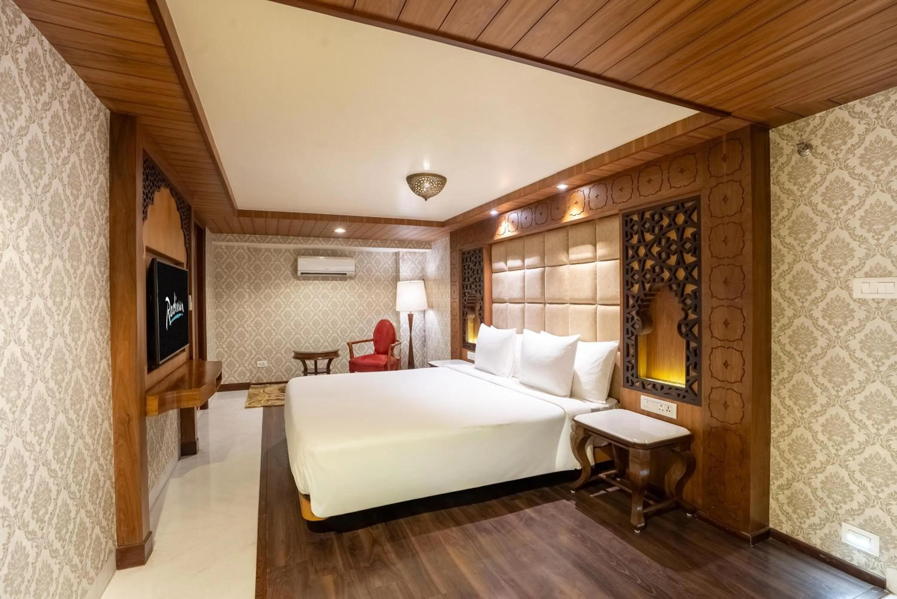 Photo of the whole room, Bed in Radisson Jodhpur