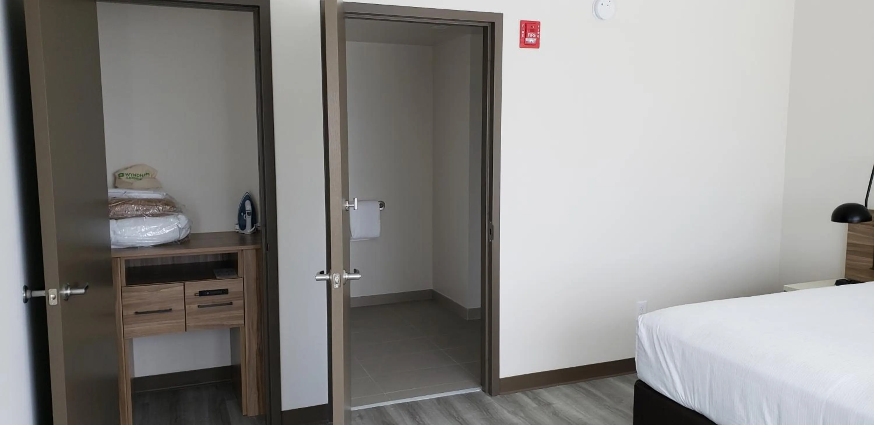 Shower, Bed in Wyndham Garden Ft Lauderdale Airport & Cruise Port