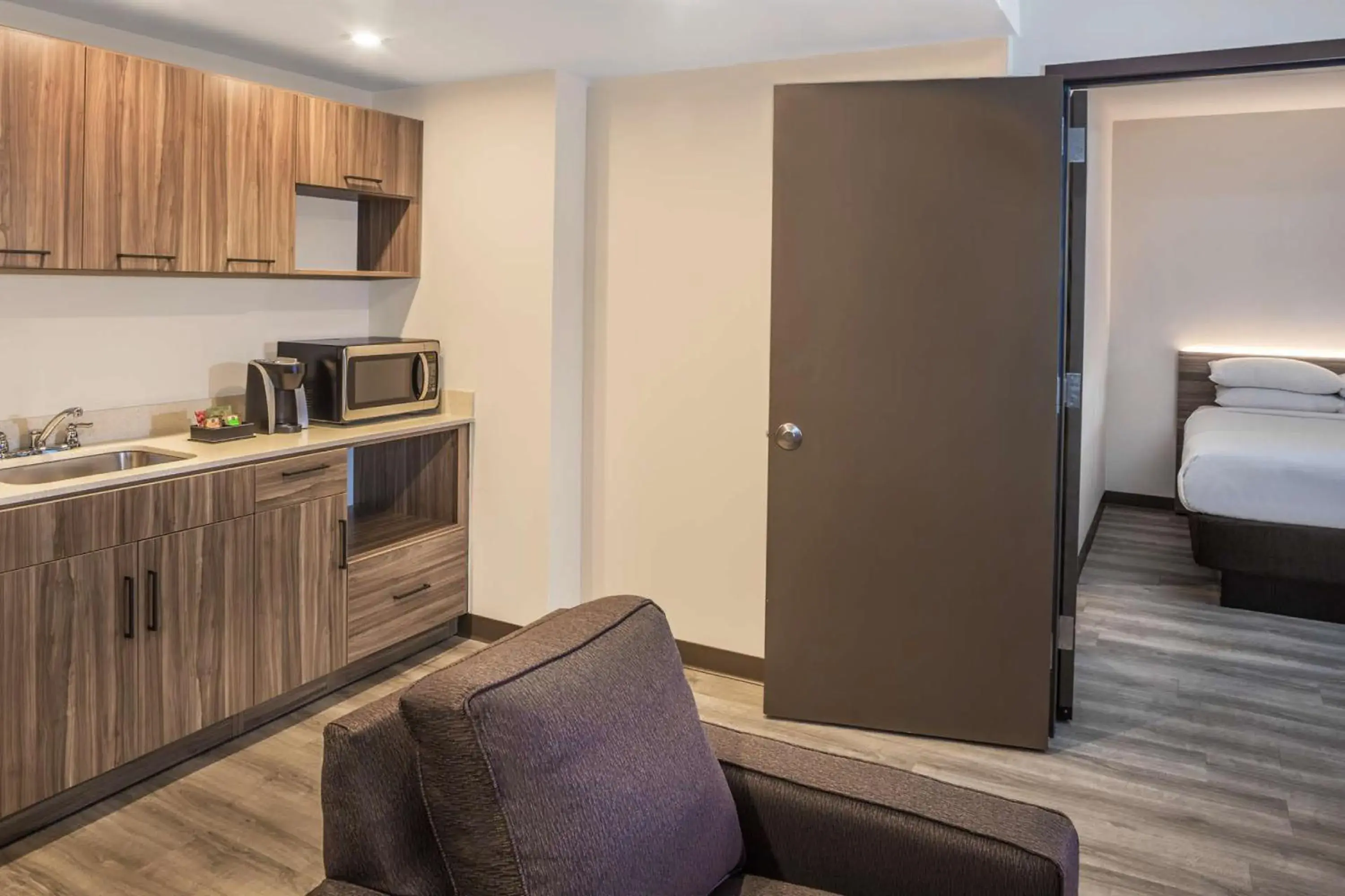 Coffee/tea facilities, Bed in Wyndham Garden Ft Lauderdale Airport & Cruise Port Coffee/tea facilities, Bed in Wyndham Garden Ft Lauderdale Airport & Cruise Port