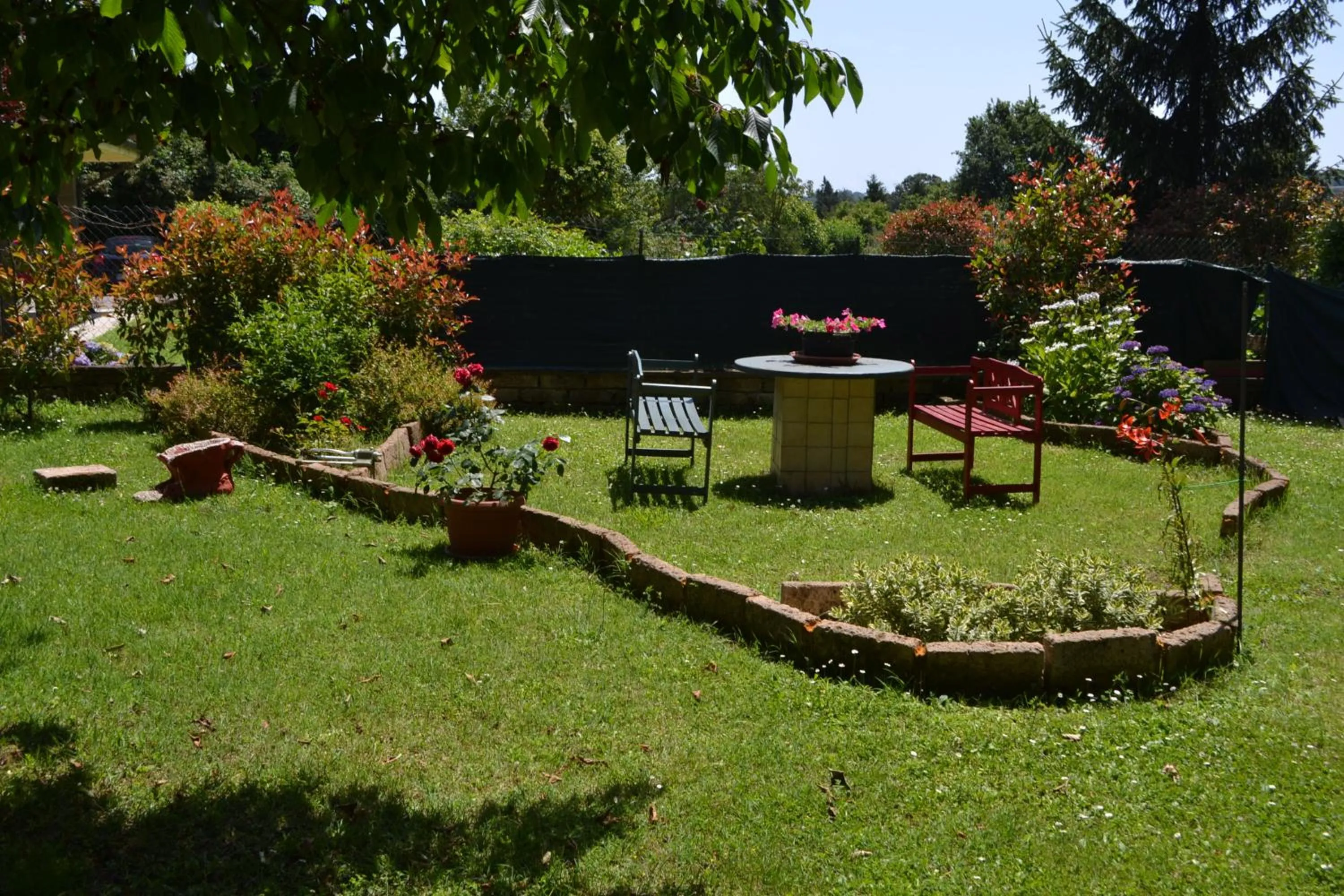 Garden view in LA GROTTA Bed and Breakfast