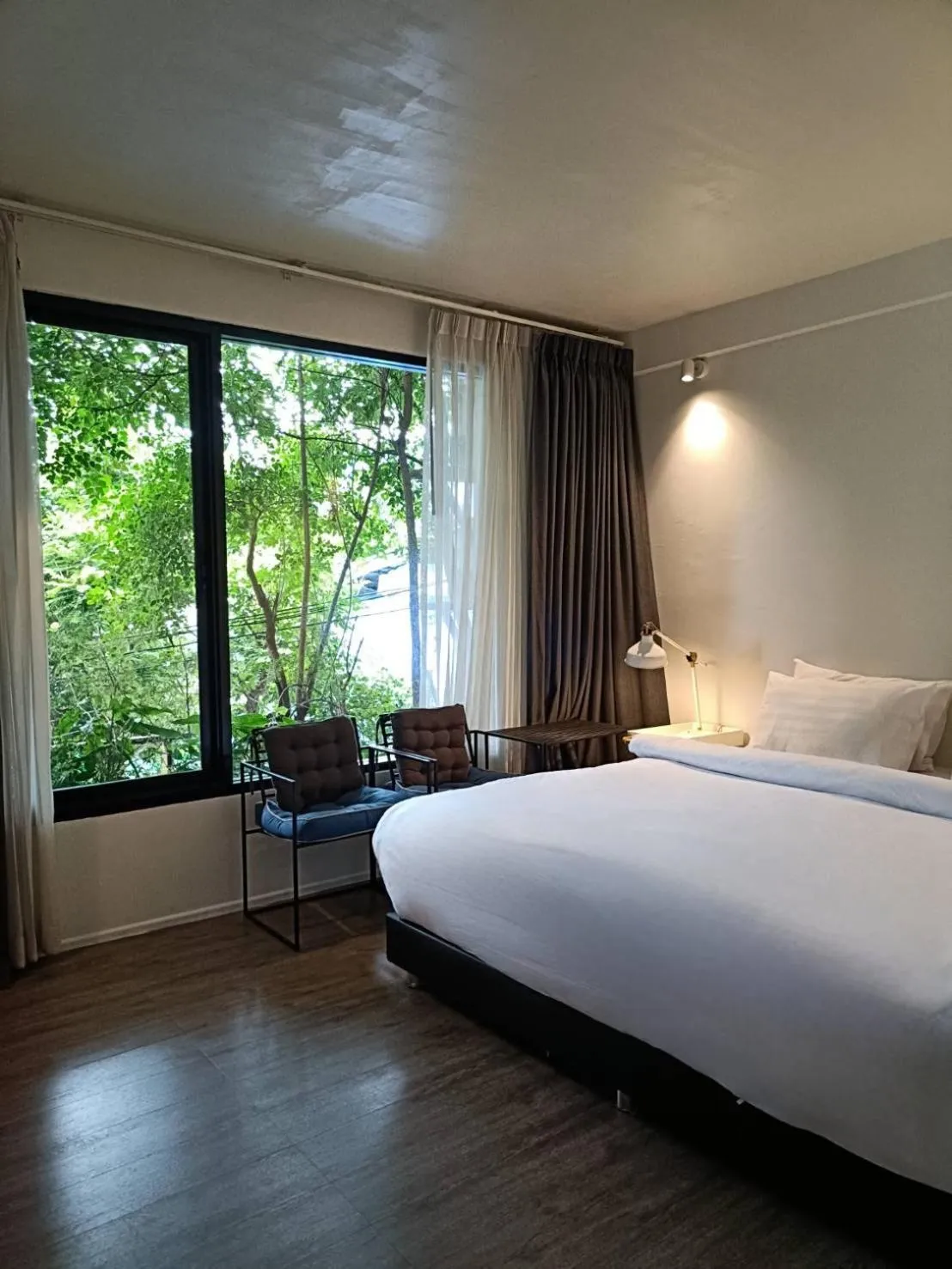 Seating area, Bed in POR Santitham