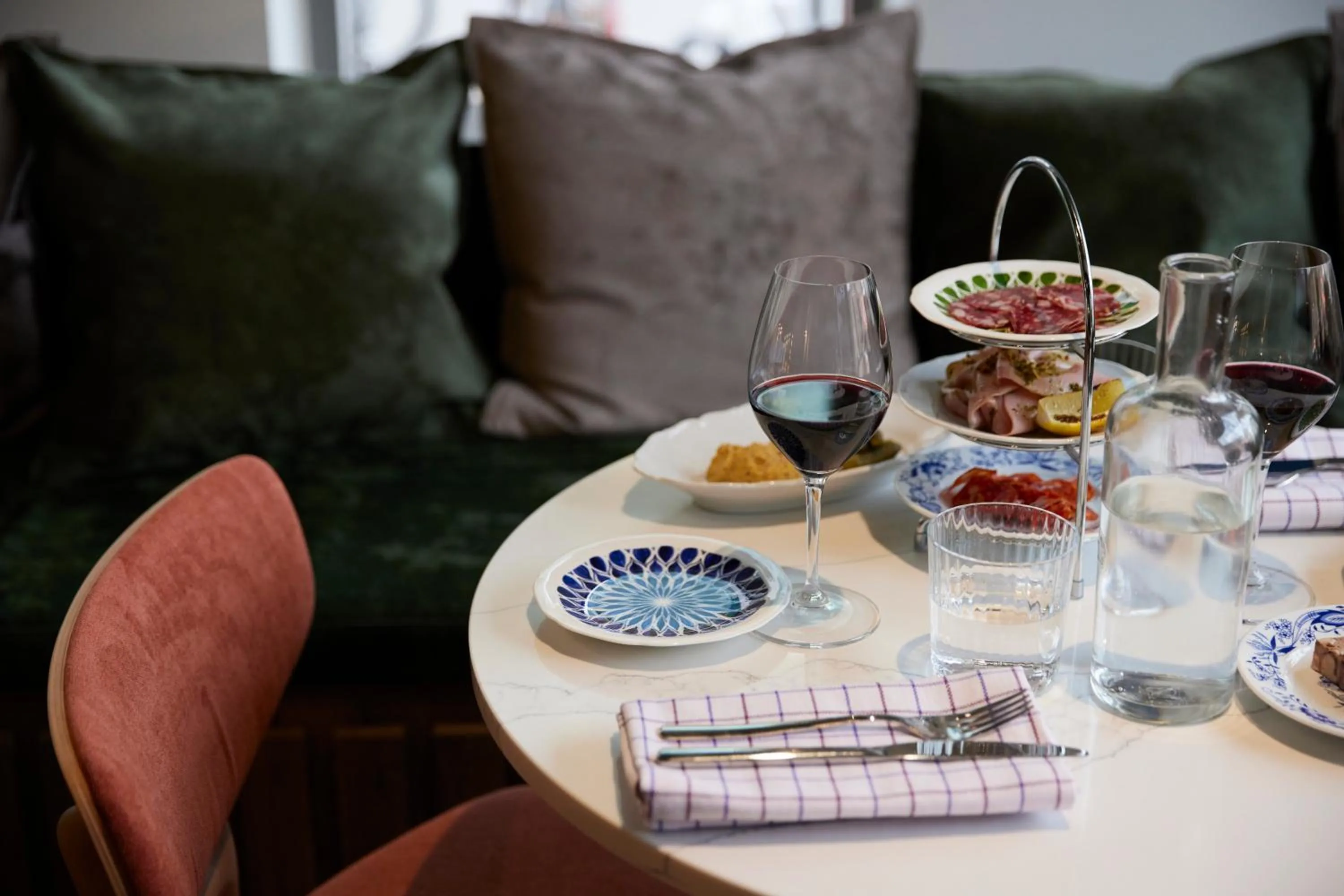 Restaurant/places to eat in Sky Hotel Apartments, Stockholm