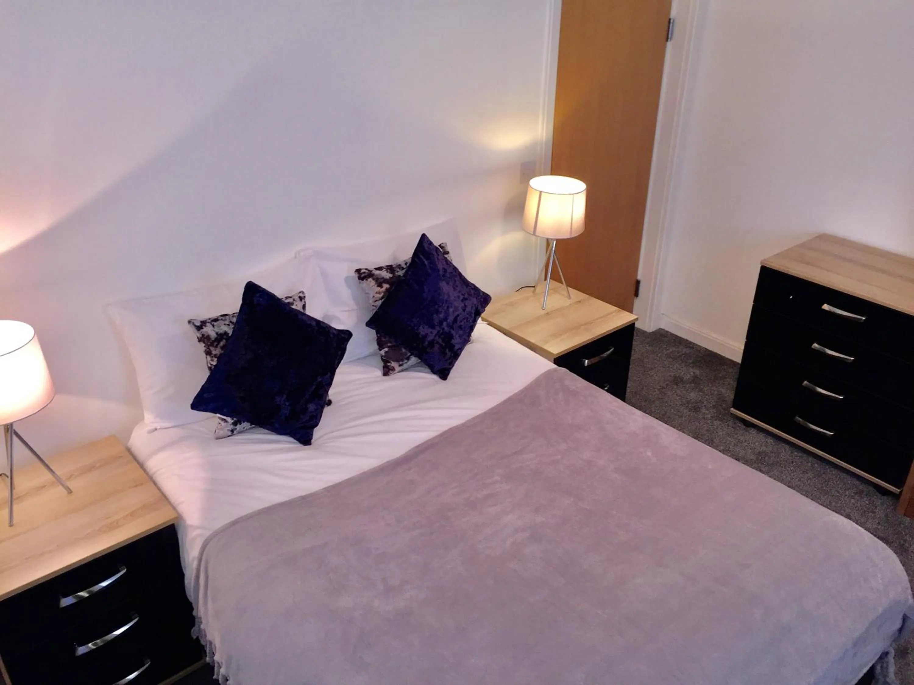 Bedroom, Bed in Empire Serviced Apartments