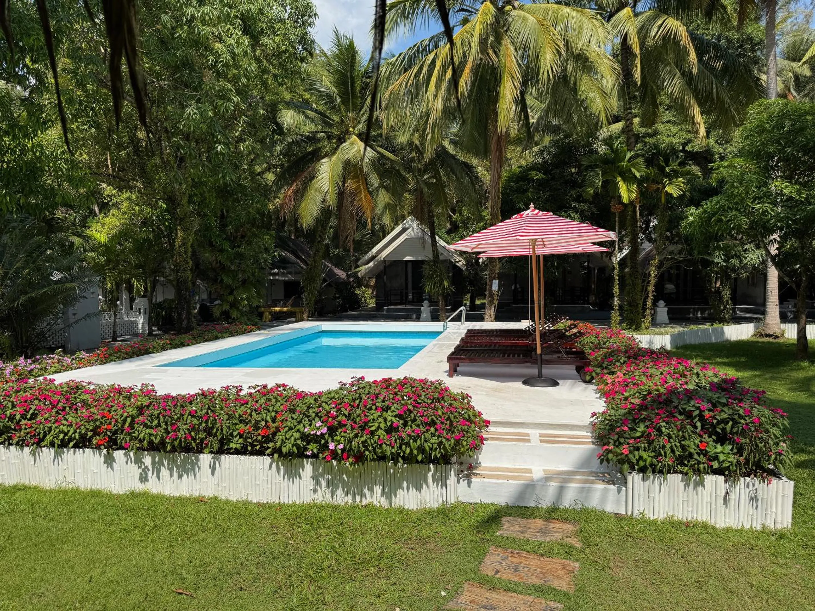 Swimming pool in Pakmeng Resort
