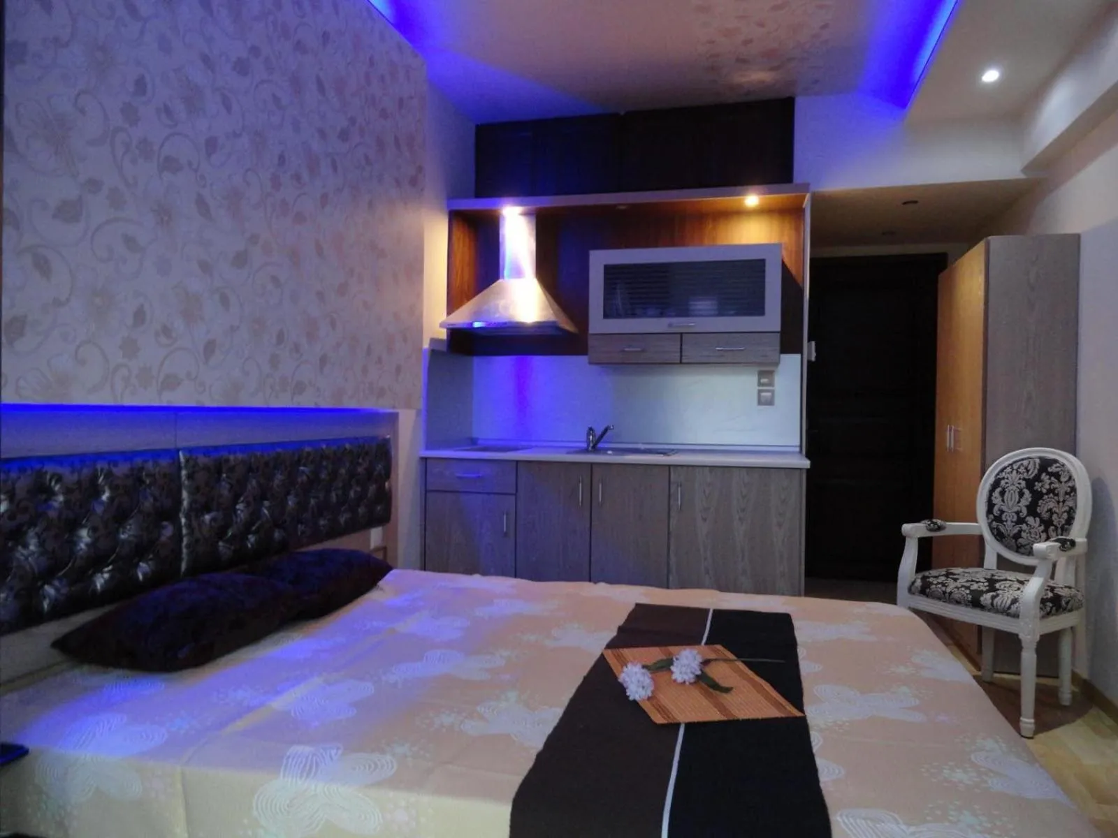 TV and multimedia, Bed in Captain's Beach Apartments