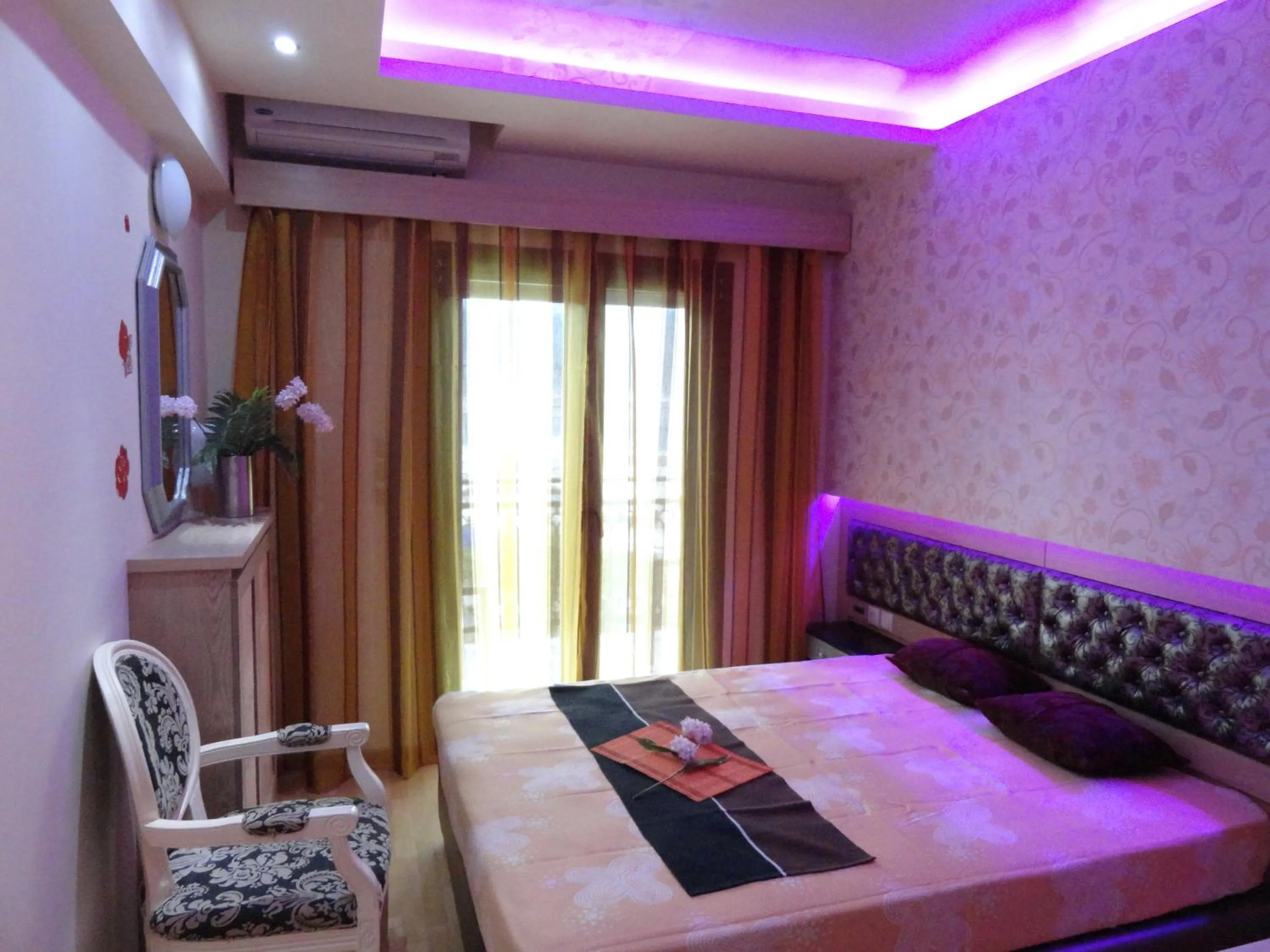 Bedroom, Bed in Captain's Beach Apartments