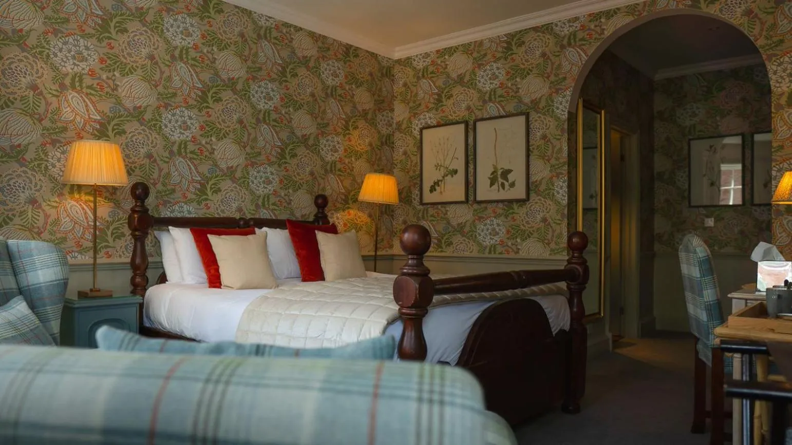 Photo of the whole room, Bed in The Swan at Tarporley