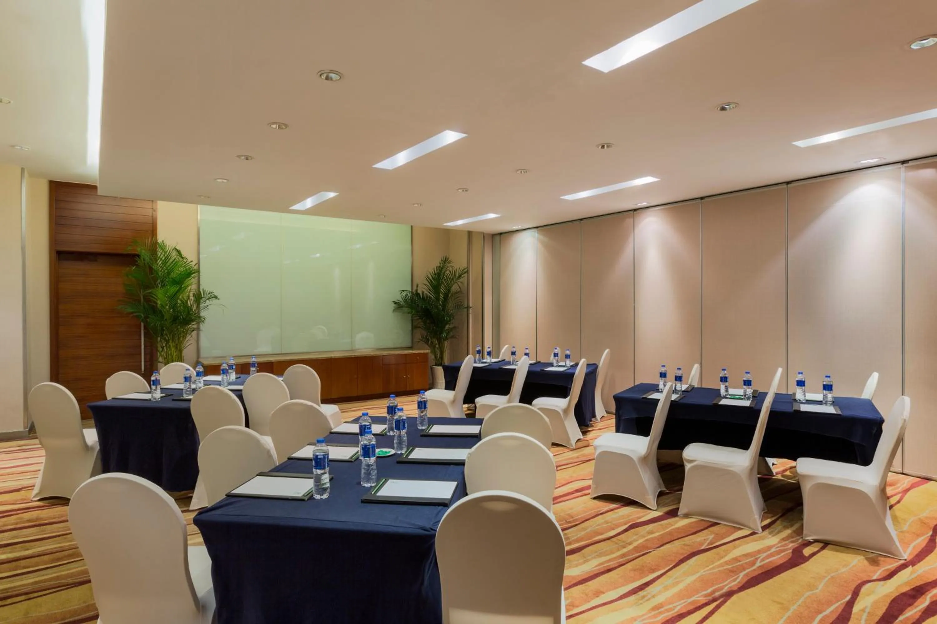 Meeting/conference room in Holiday Inn Nanjing Aqua City by IHG