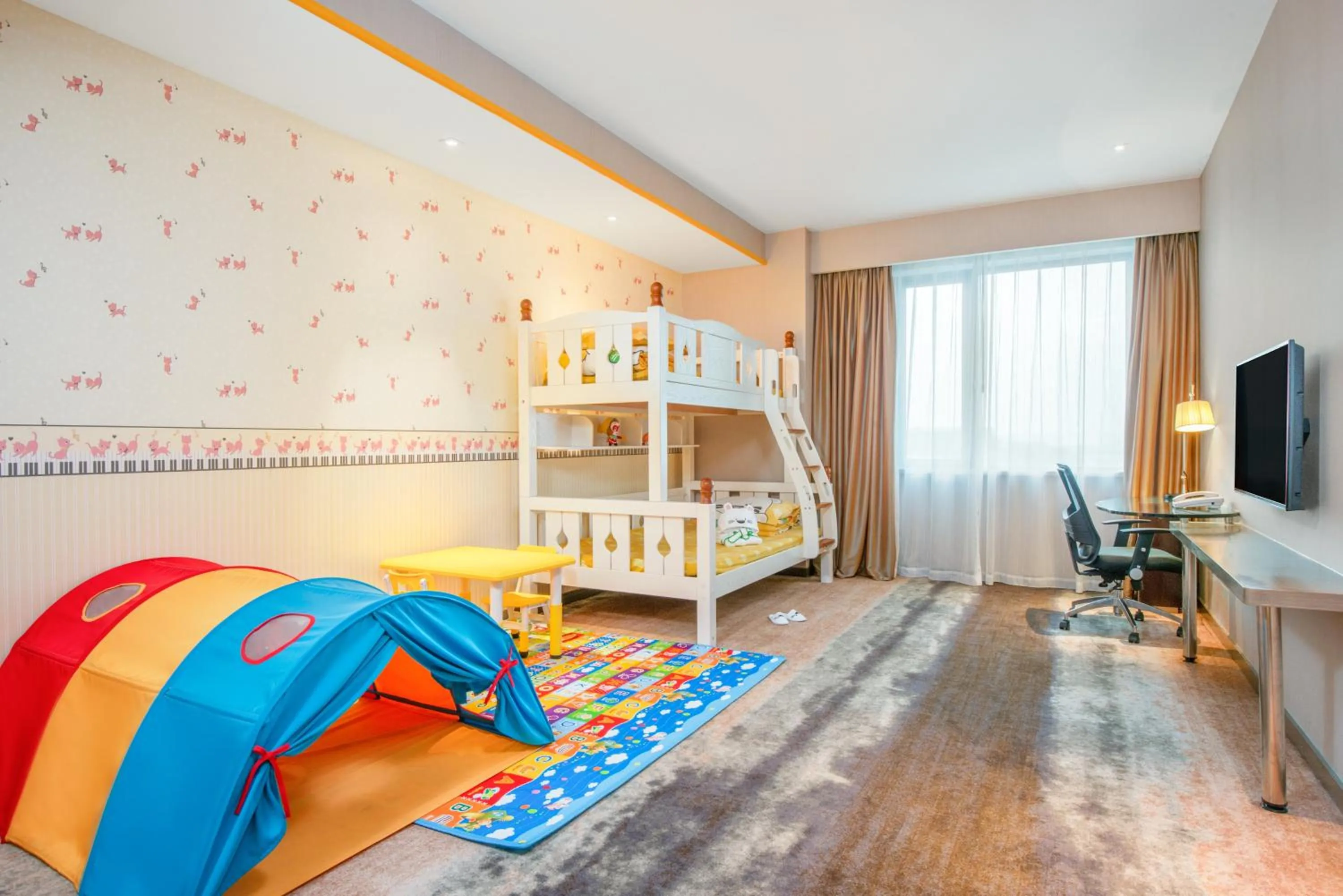 Photo of the whole room, Bed in Holiday Inn Nanjing Aqua City by IHG