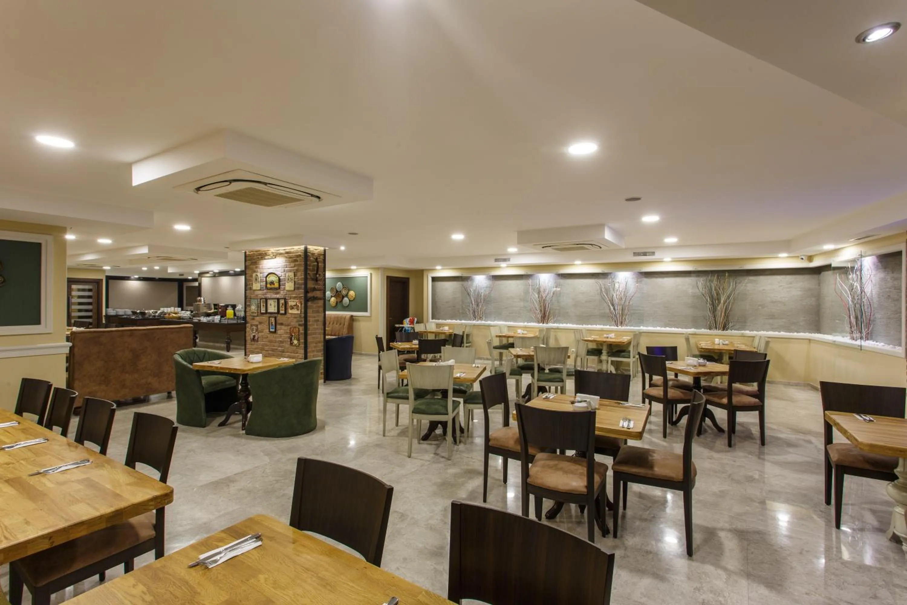 Restaurant/places to eat in Antroyal Hotel