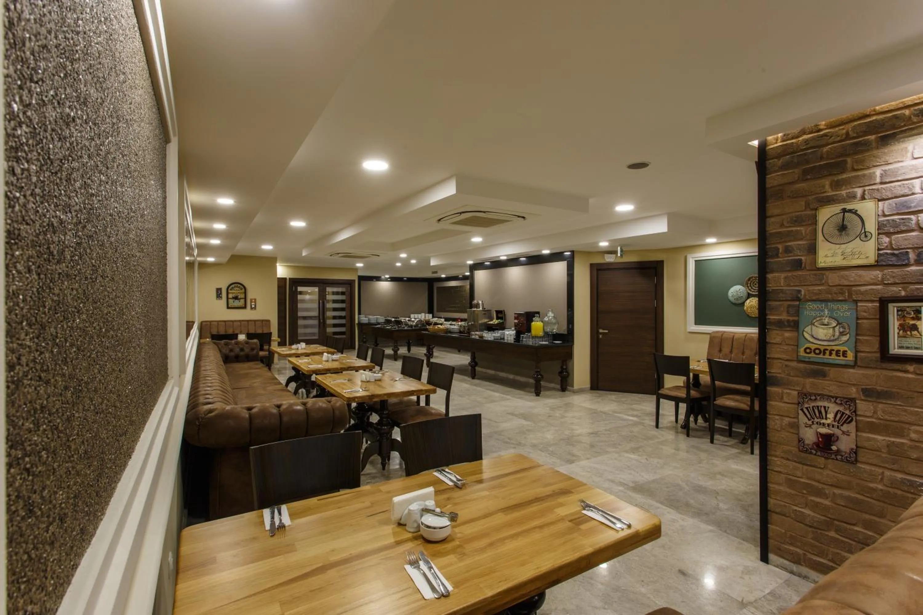 Restaurant/places to eat in Antroyal Hotel