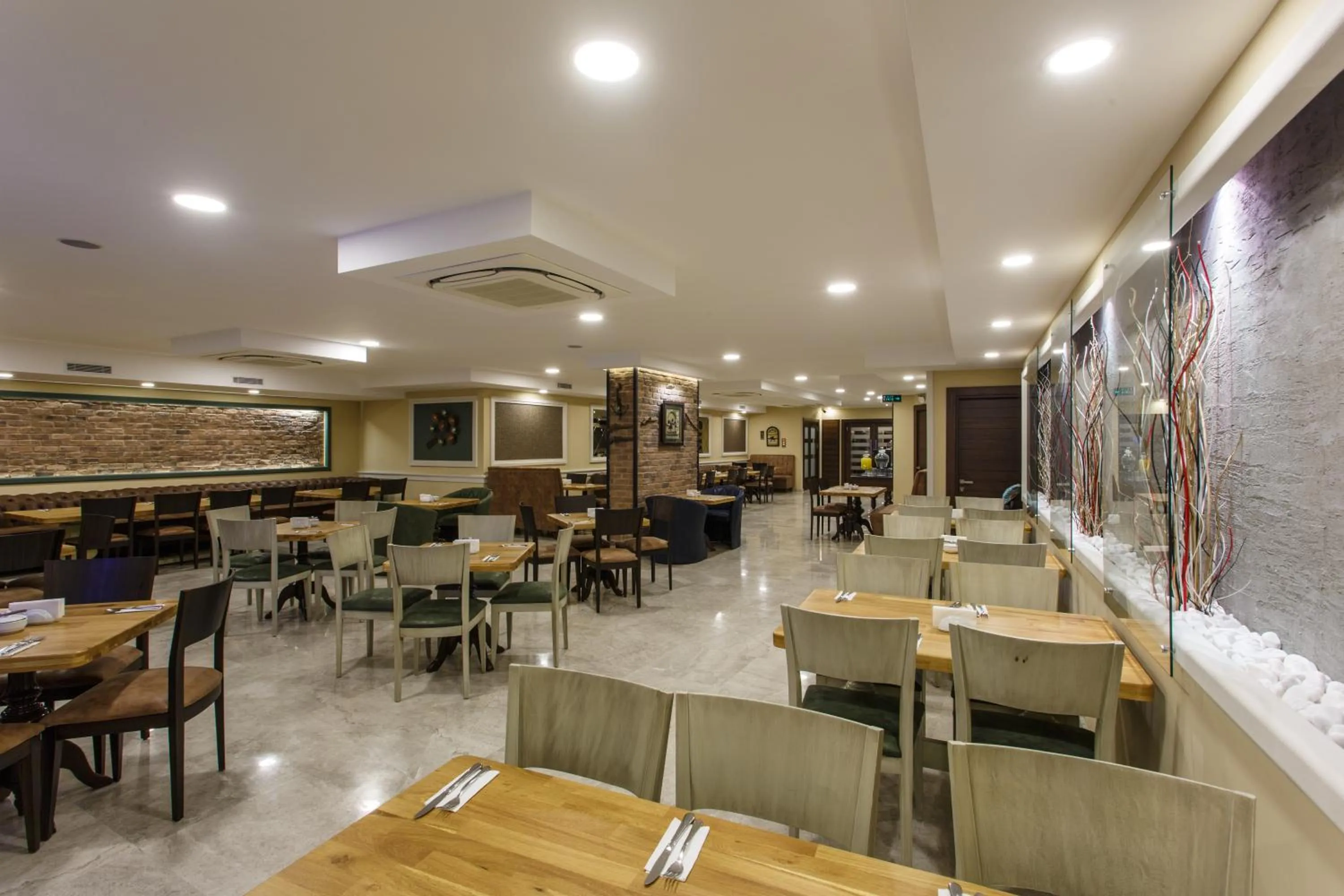 Restaurant/places to eat in Antroyal Hotel