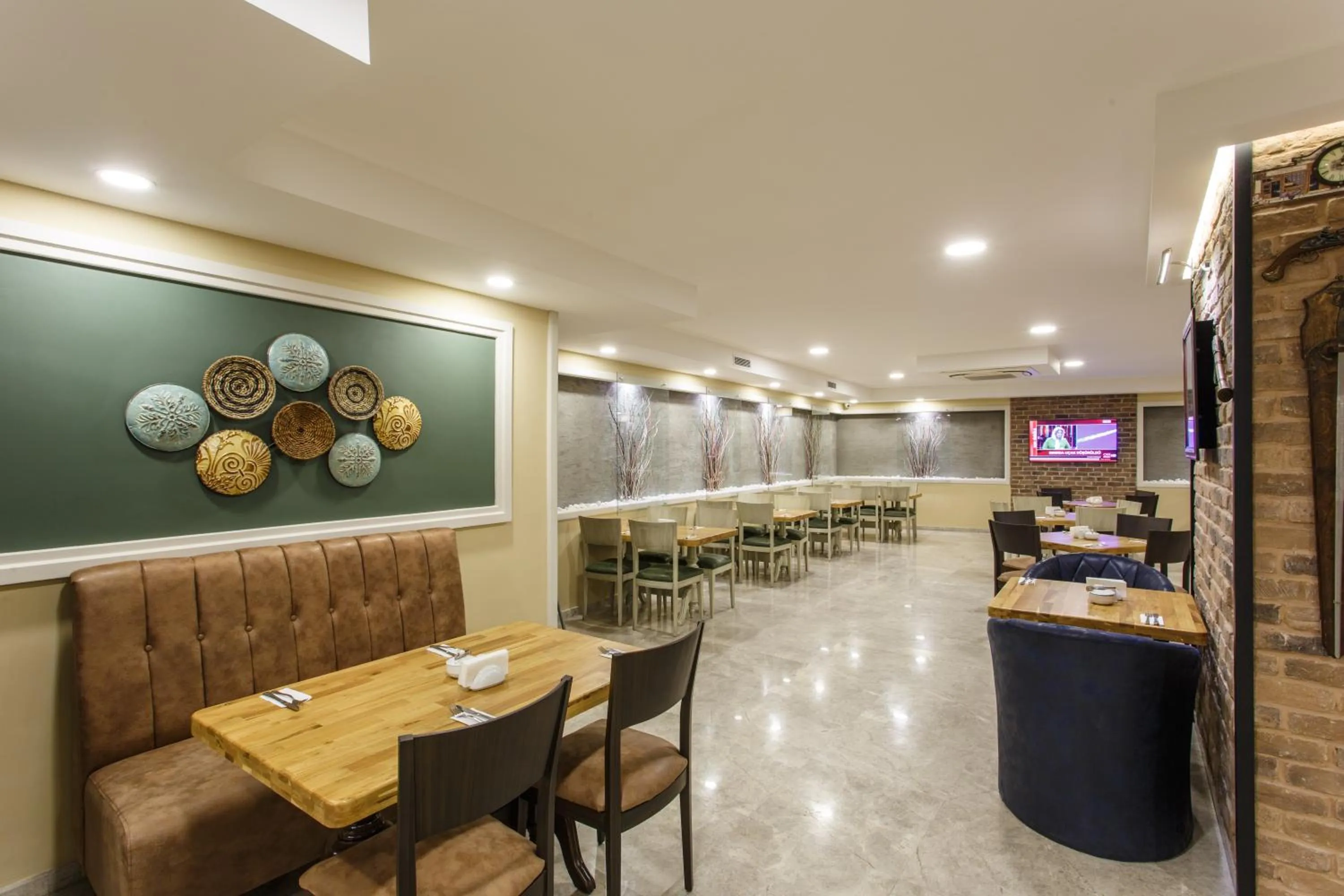 Restaurant/places to eat in Antroyal Hotel