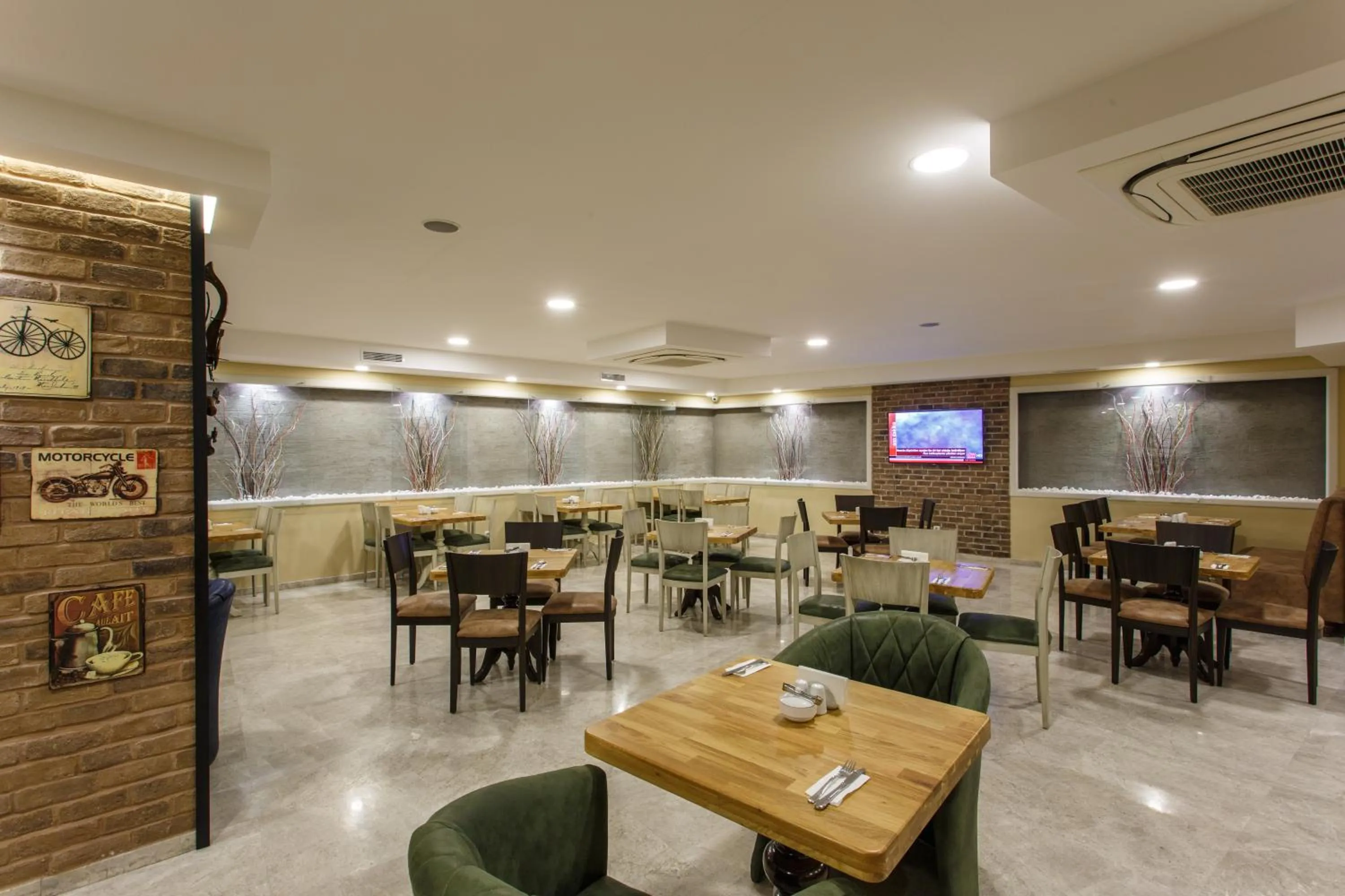 Restaurant/places to eat in Antroyal Hotel
