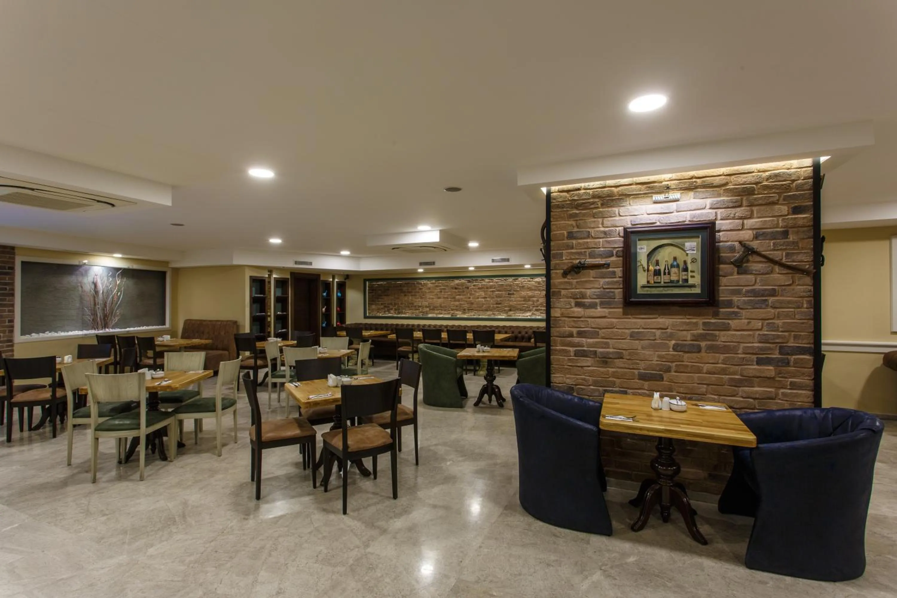 Restaurant/places to eat in Antroyal Hotel