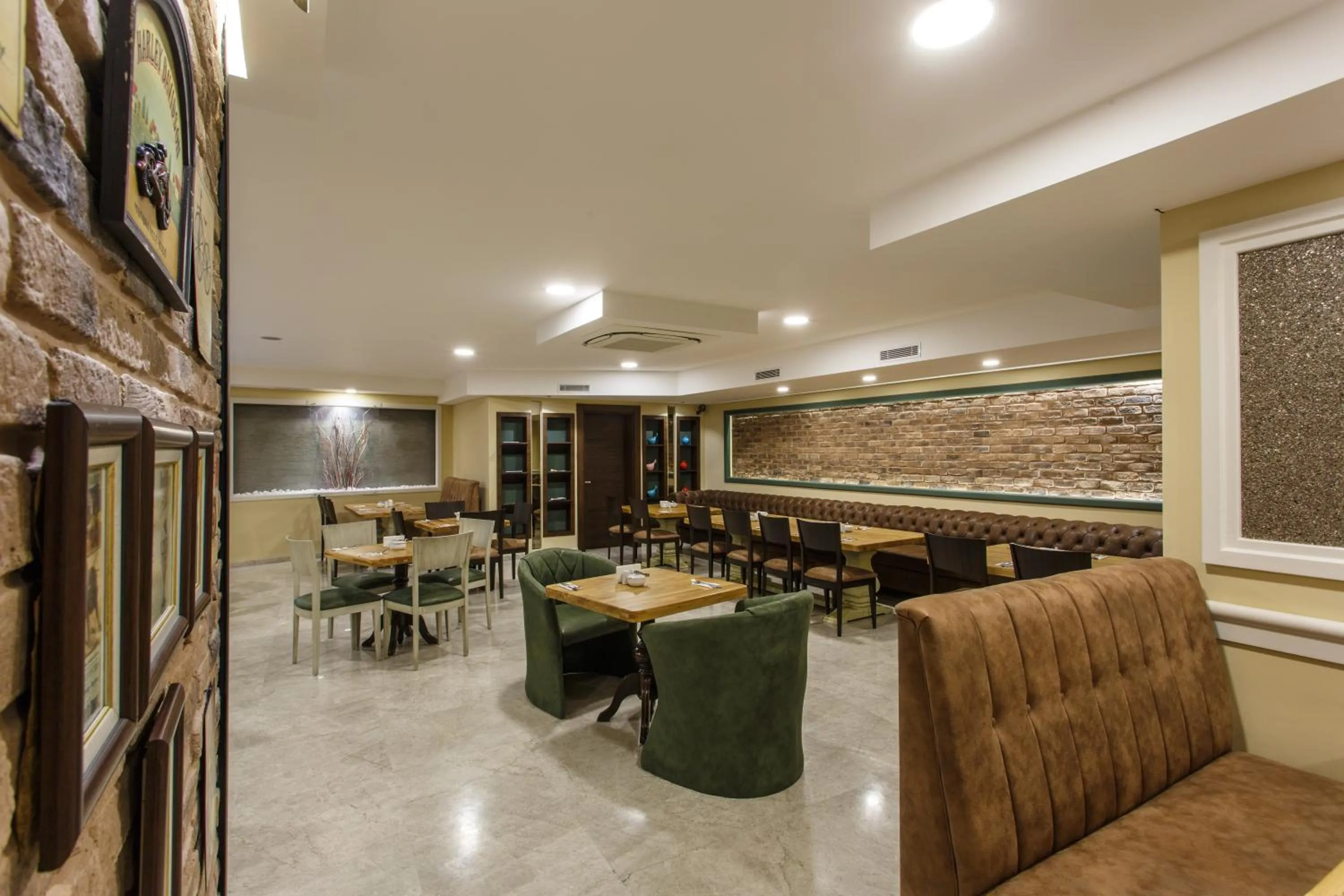 Restaurant/places to eat in Antroyal Hotel