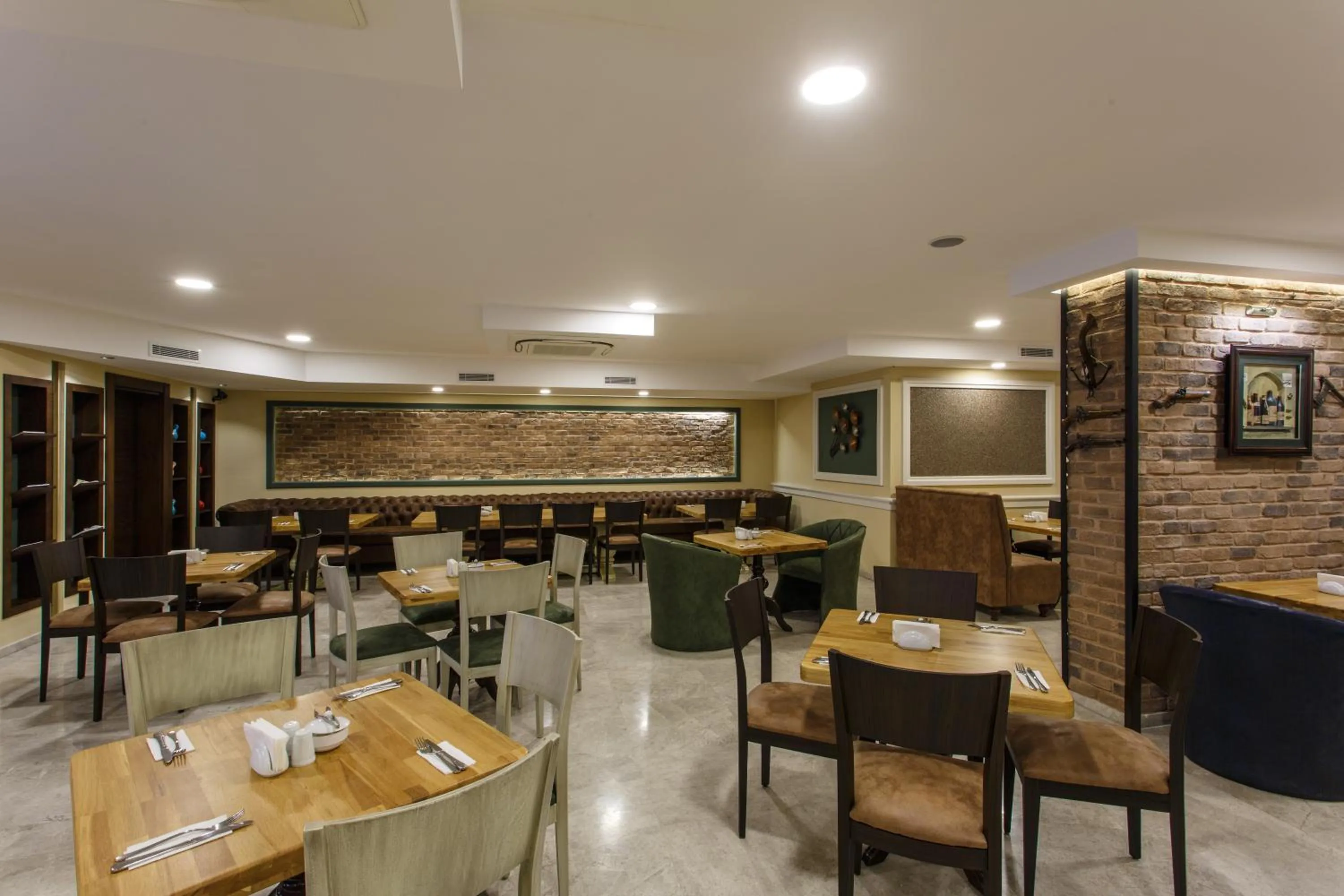 Restaurant/places to eat in Antroyal Hotel
