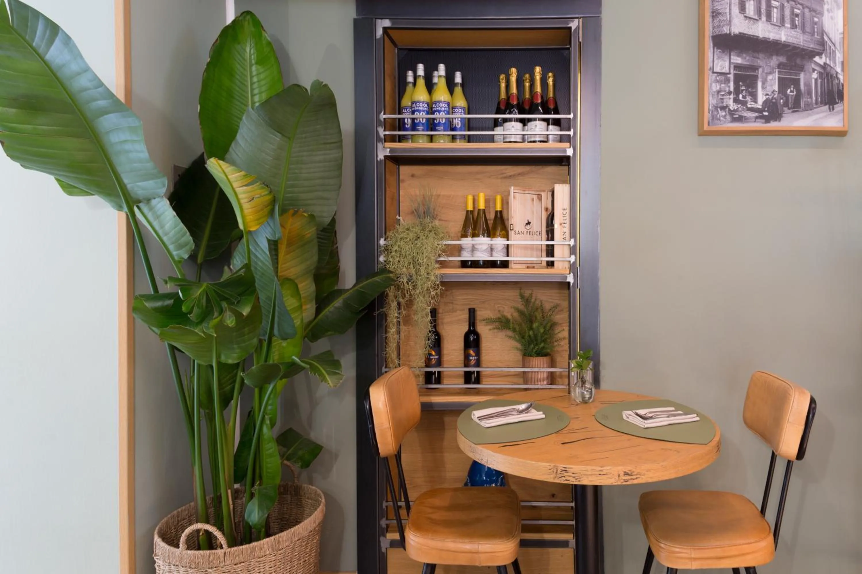 Restaurant/places to eat in Avenue Boutique Hotel