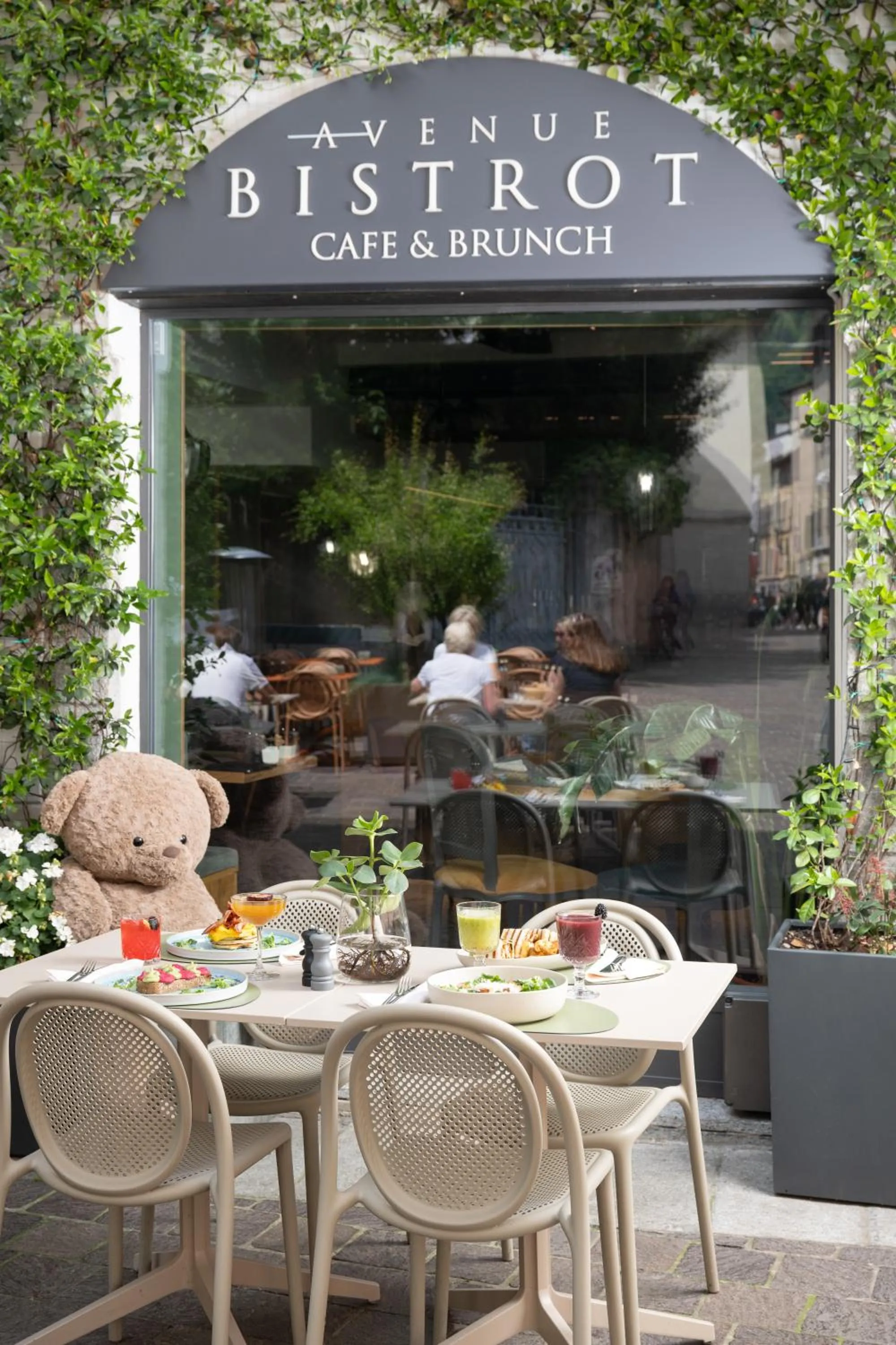 Restaurant/places to eat in Avenue Boutique Hotel