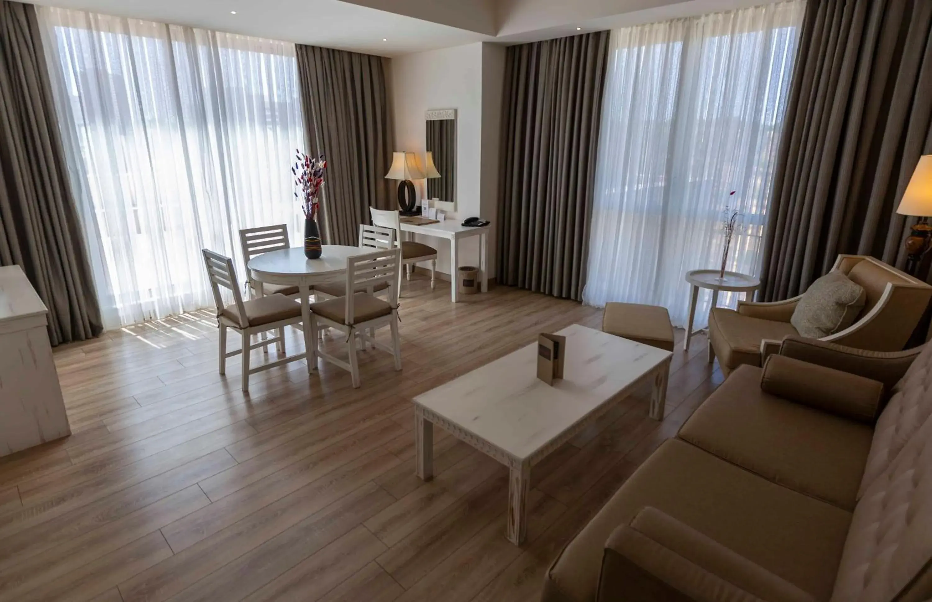 Living room in Ramada Plaza by Wyndham Mardin Living room in Ramada Plaza by Wyndham Mardin