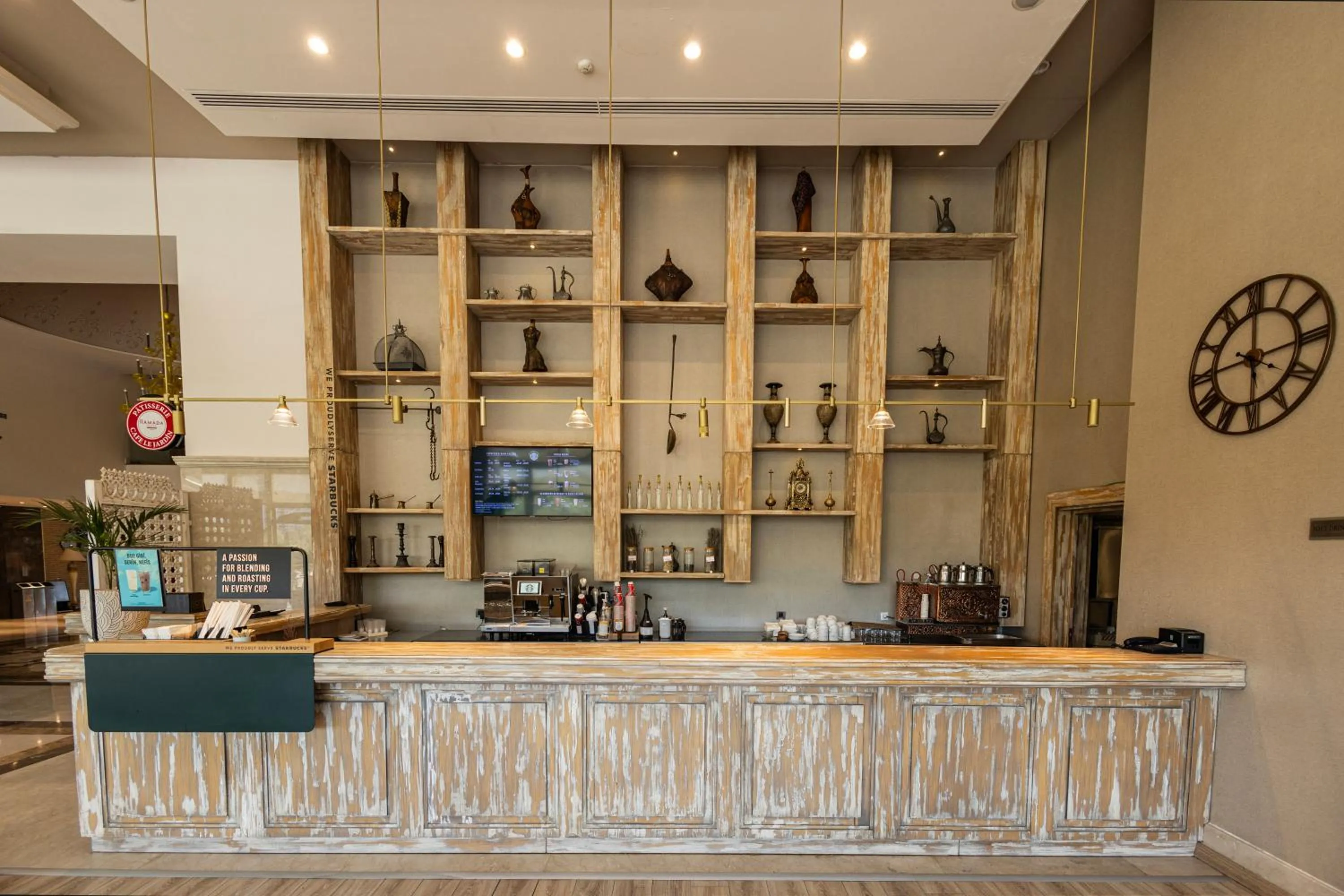 Lounge or bar in Ramada Plaza by Wyndham Mardin