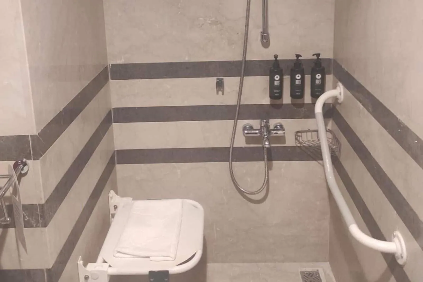 Shower in Ramada Plaza by Wyndham Mardin
