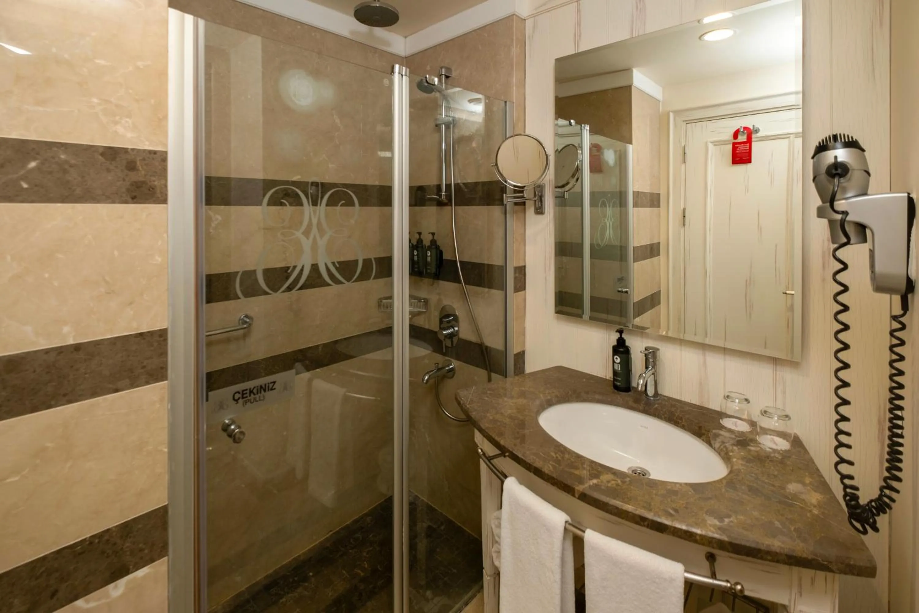 Shower in Ramada Plaza by Wyndham Mardin