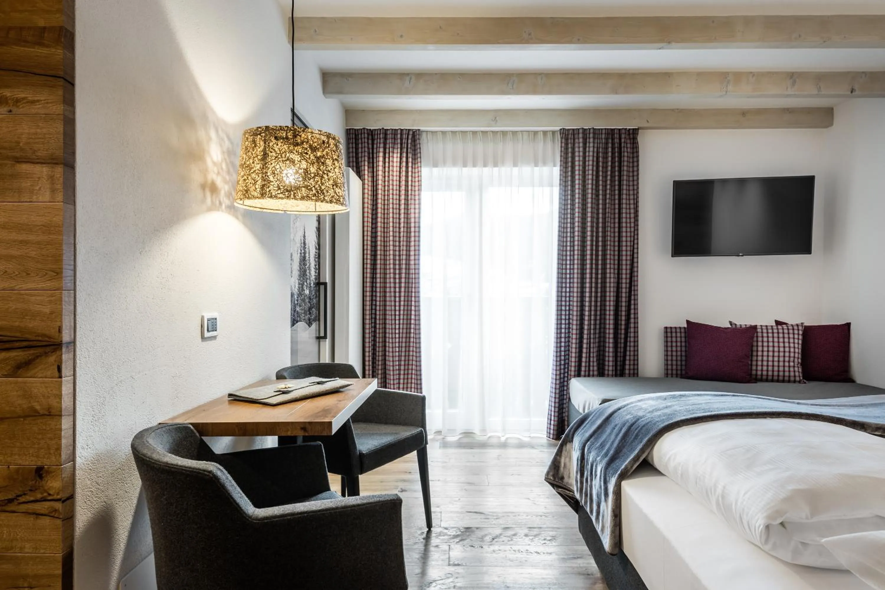 Bathroom, Bed in Hotel Pradat