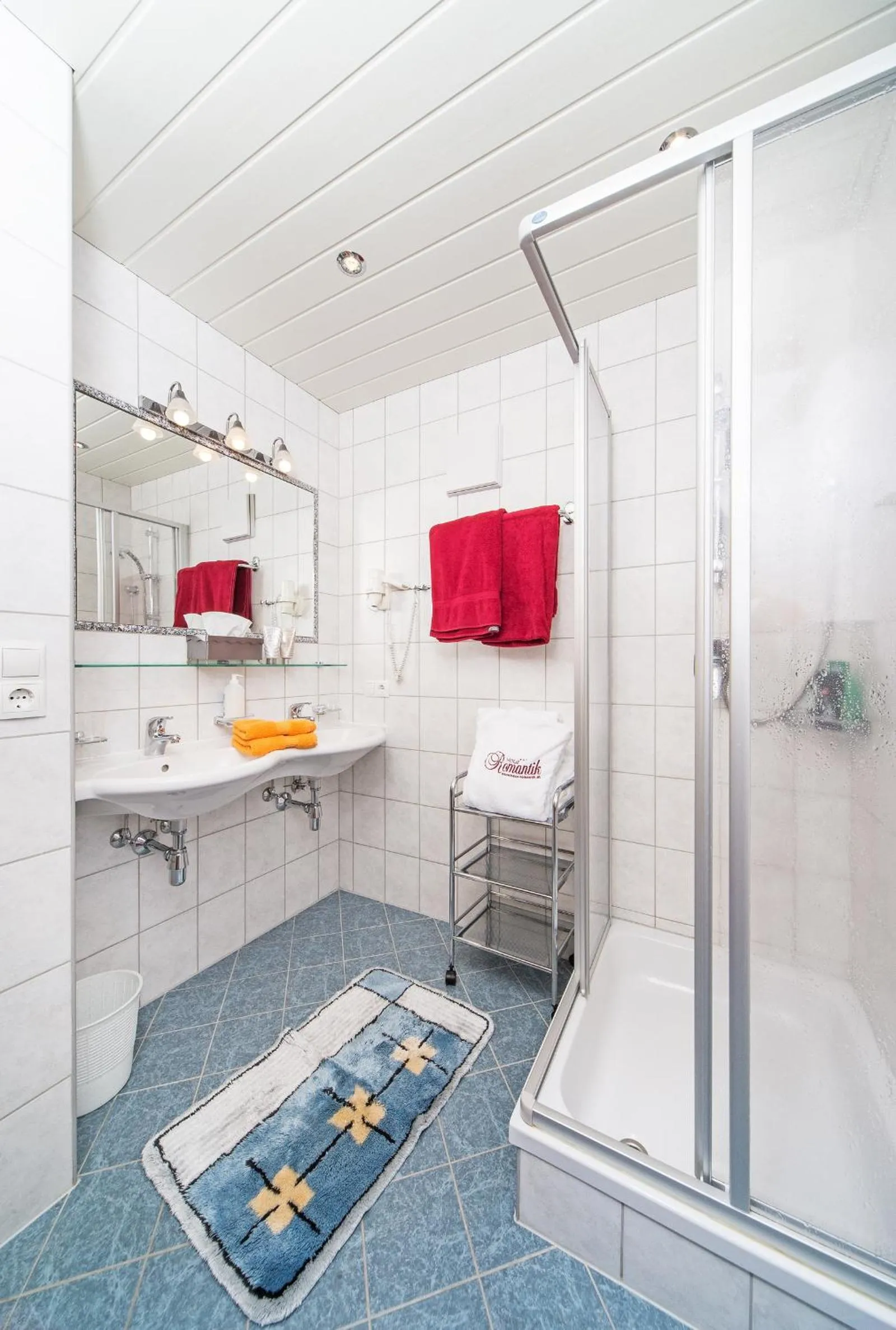 Bathroom in Hotel Garni Romantik