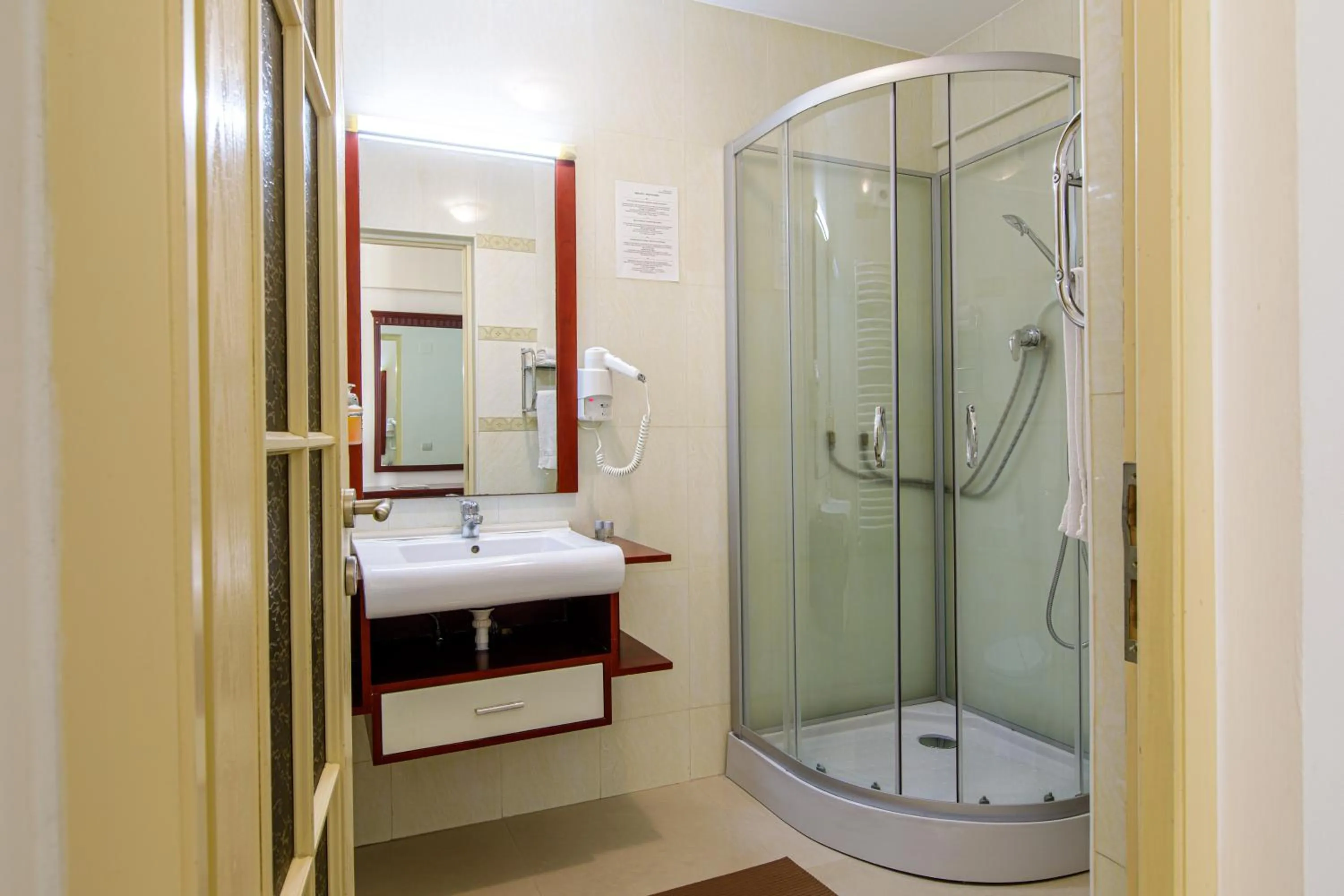 Shower in Lira Pacific Aparthotel