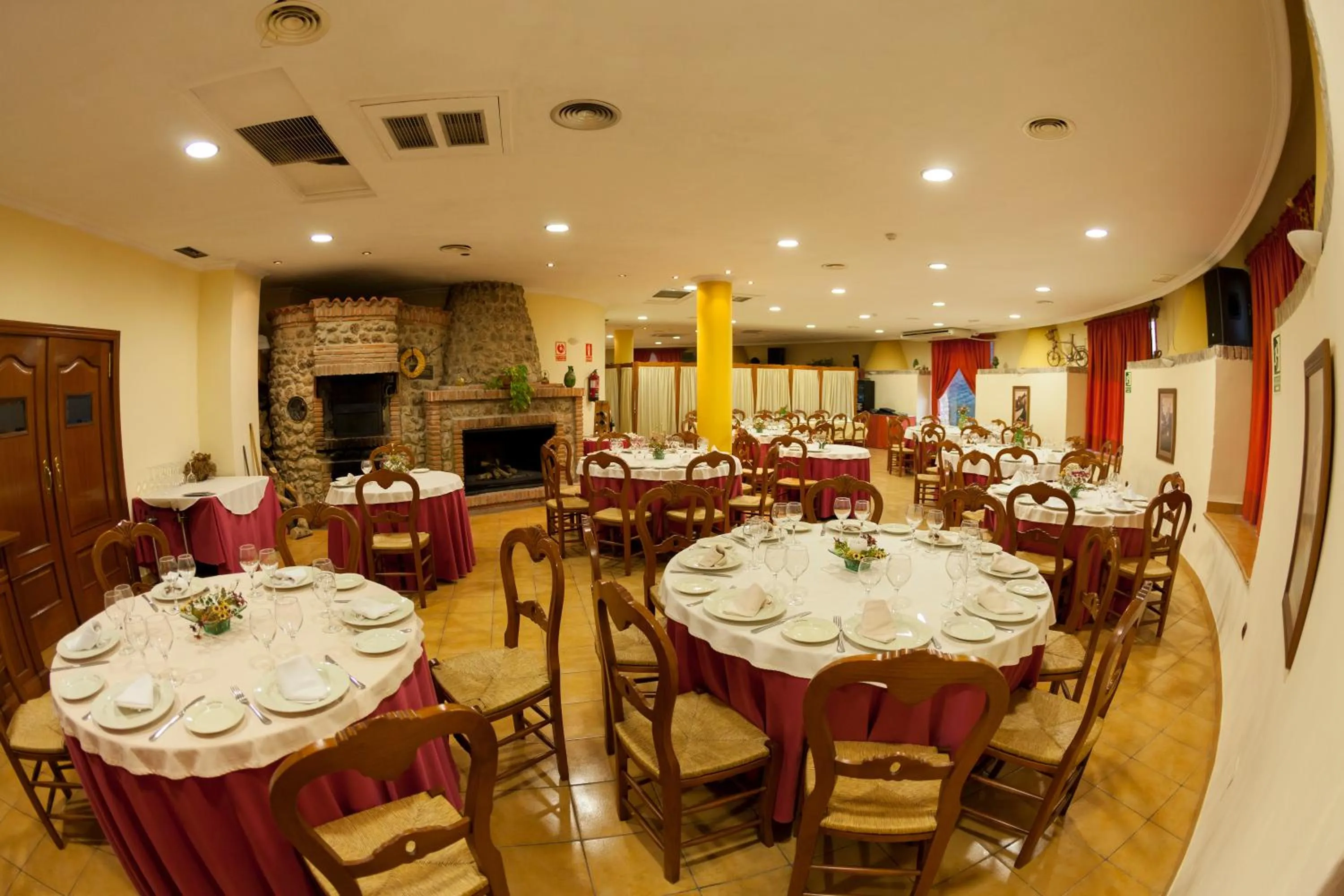 Restaurant/places to eat in Hotel Paraje La Lambra