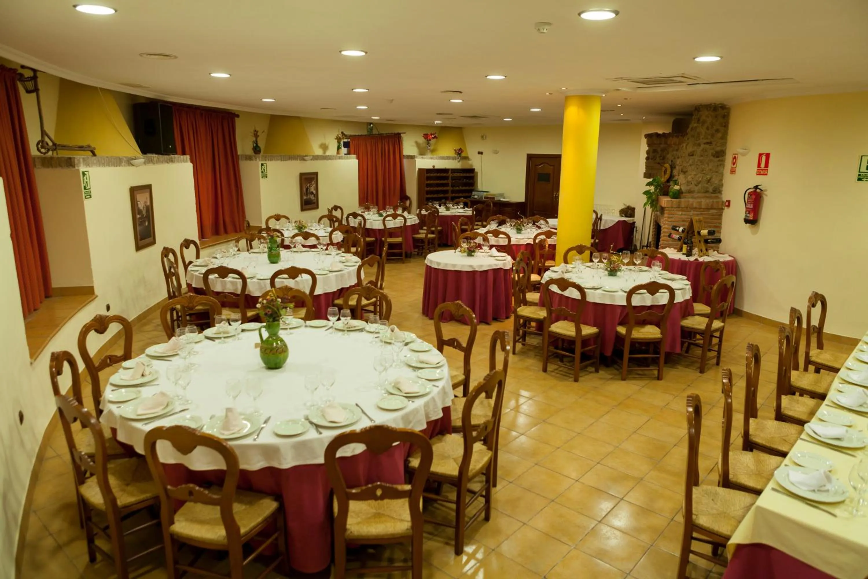 Restaurant/places to eat in Hotel Paraje La Lambra