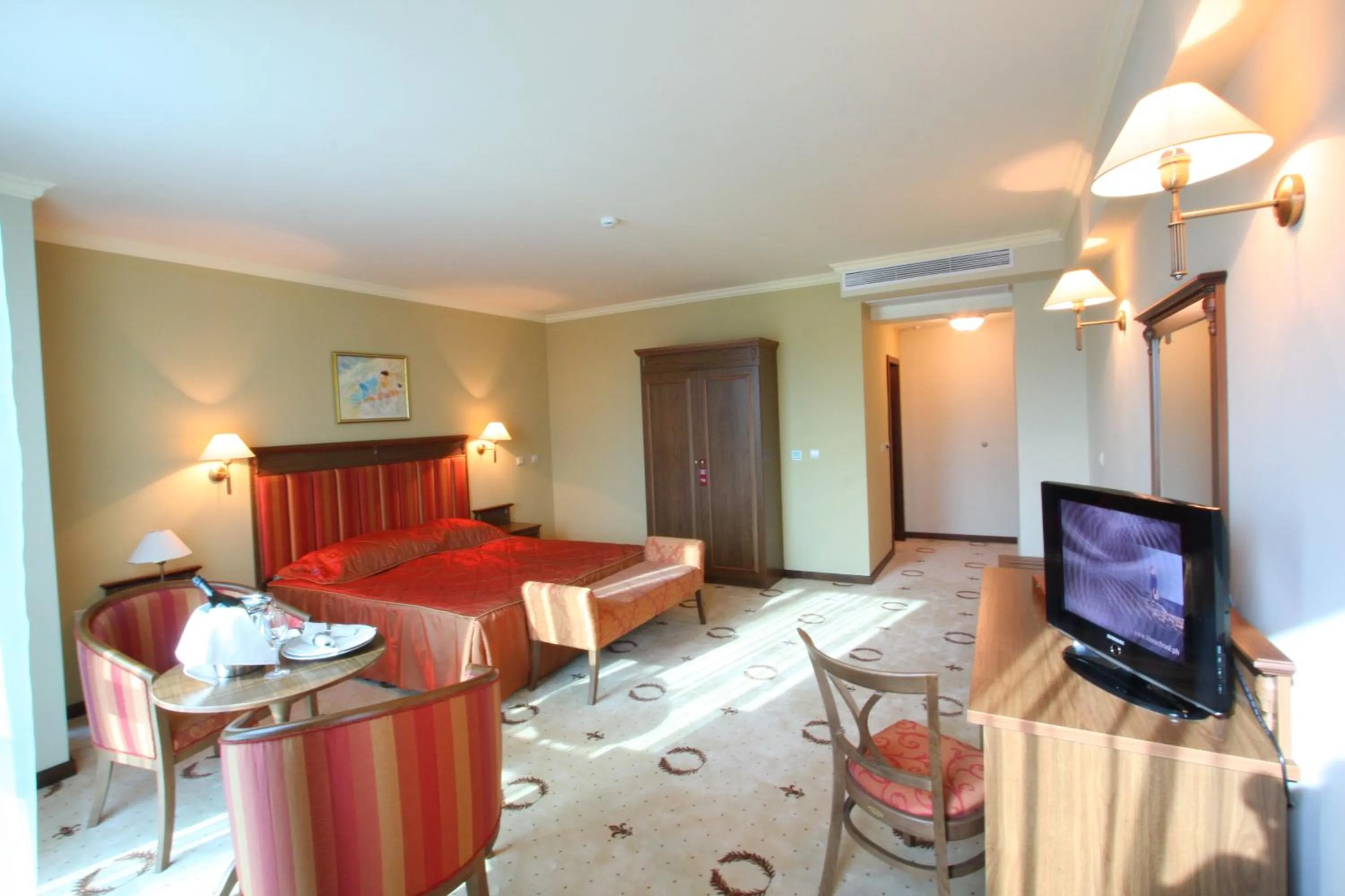 Photo of the whole room, Bed in Efir