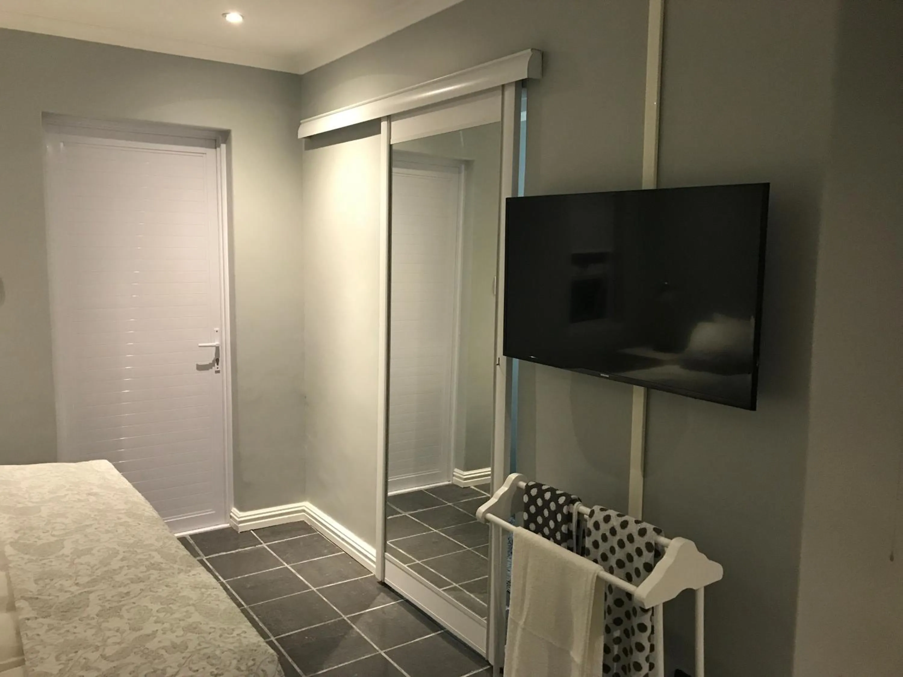 TV and multimedia, Bed in Studio pool room